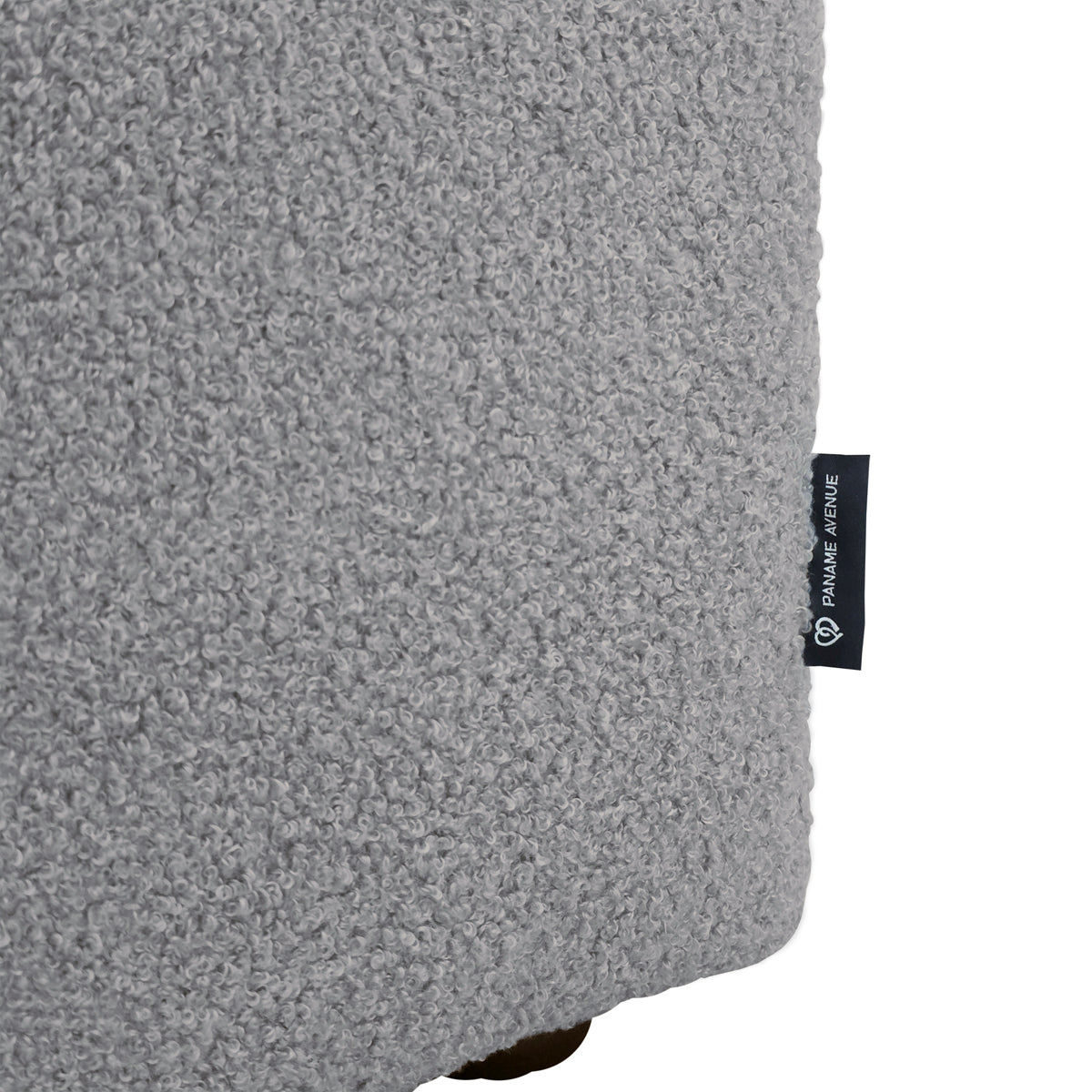 Canapé droit Mazarine en tissu bouclette gris clair Paname Avenue, détail du label de la marque