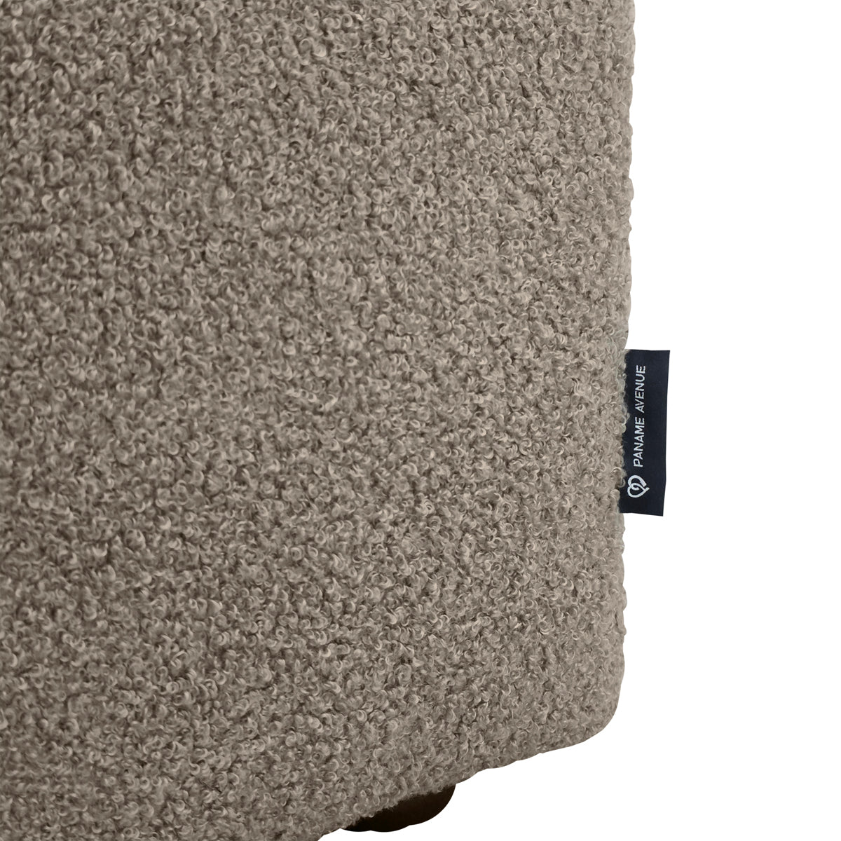 Canapé droit Mazarine en tissu bouclette taupe Paname Avenue, détail du label de la marque