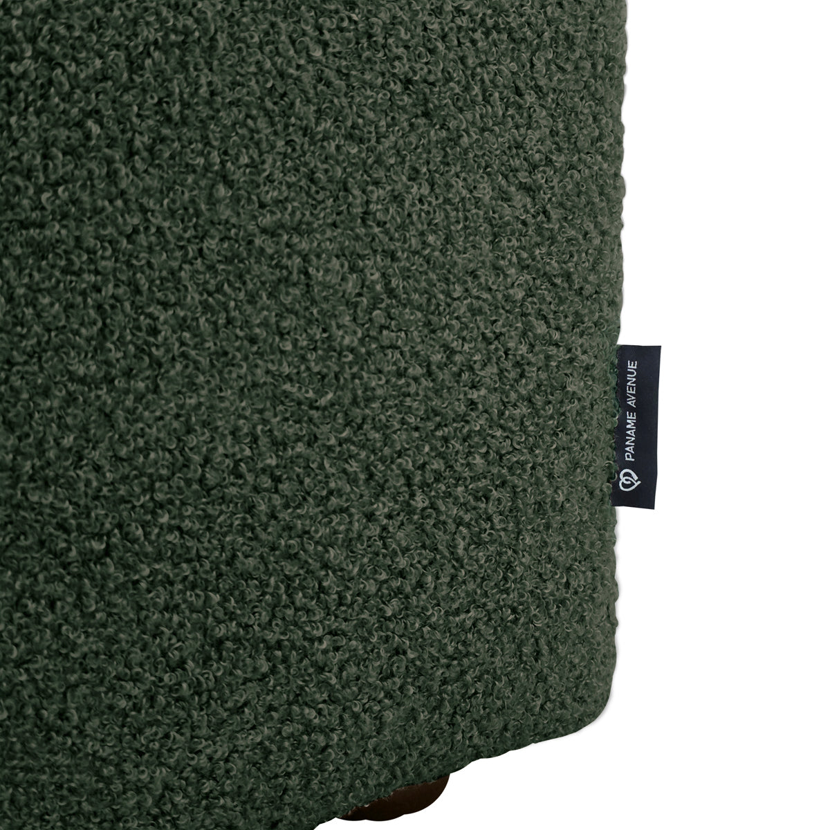 Canapé droit Mazarine en tissu bouclette vert Paname Avenue, détail du label de la marque