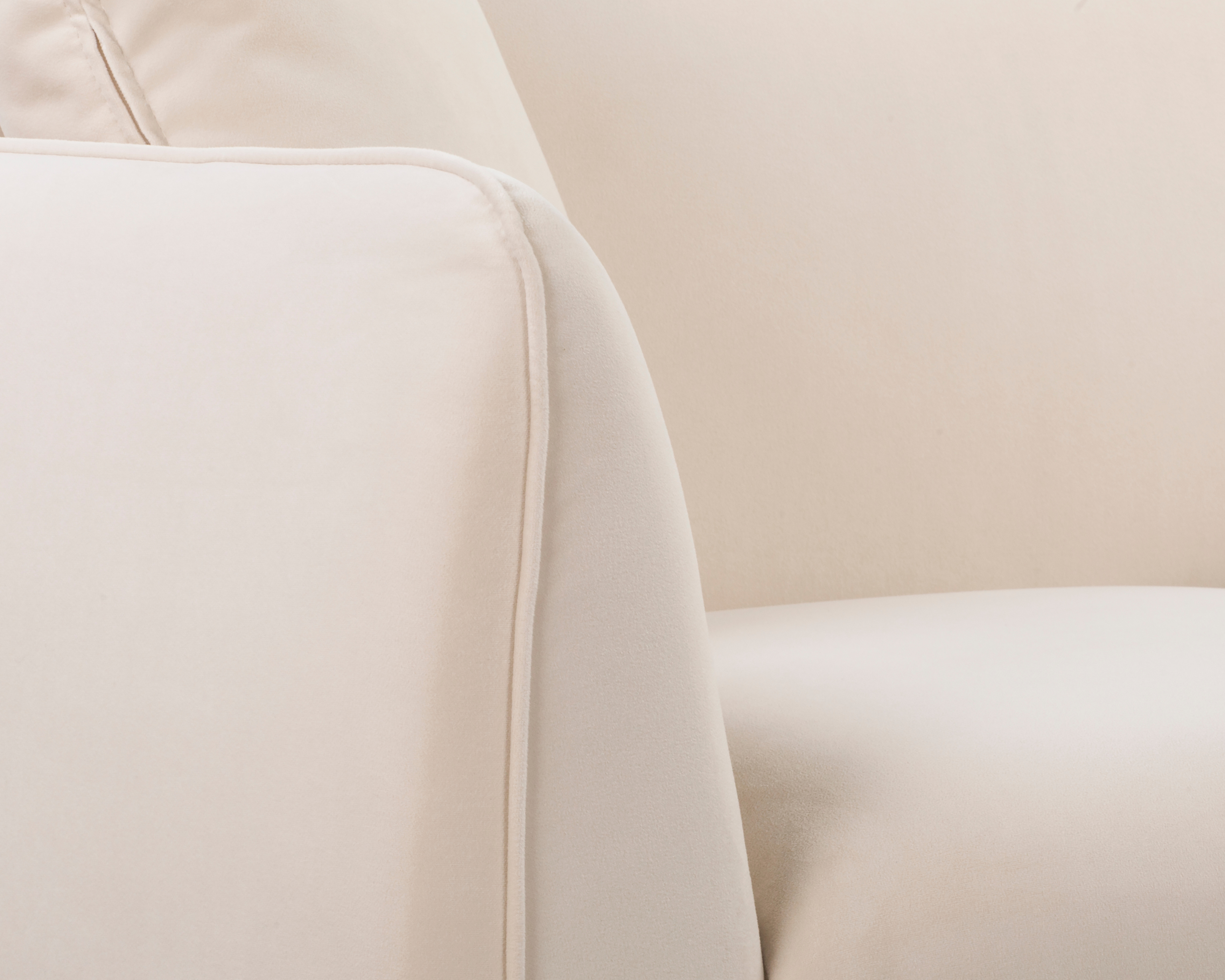 Canapé droit Meslay en tissu velours lisse beige Paname Avenue, zoom sur l’accoudoir