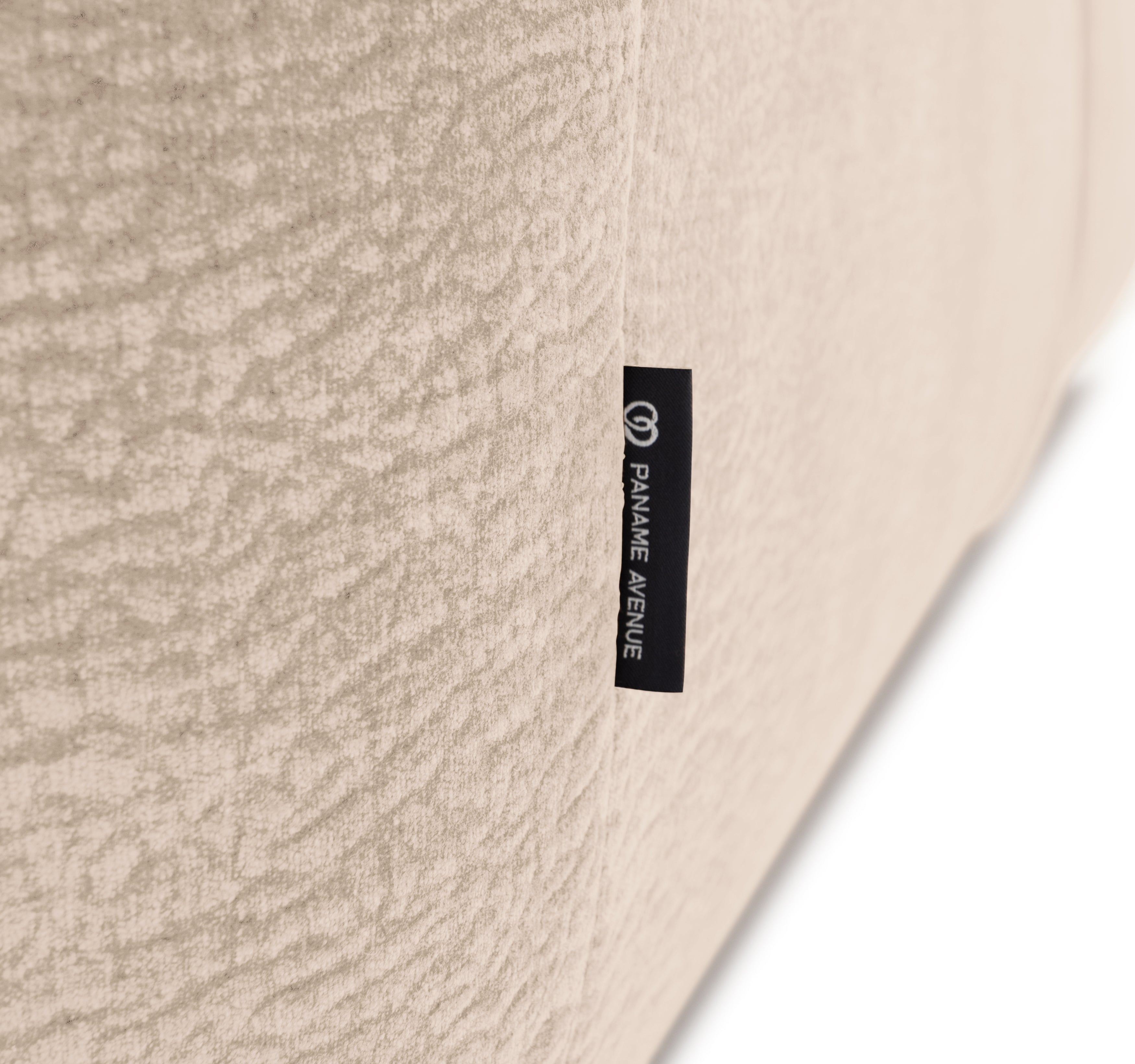 Canapé droit Portefoin en tissu chenille beige Paname Avenue, détail du label de la marque
