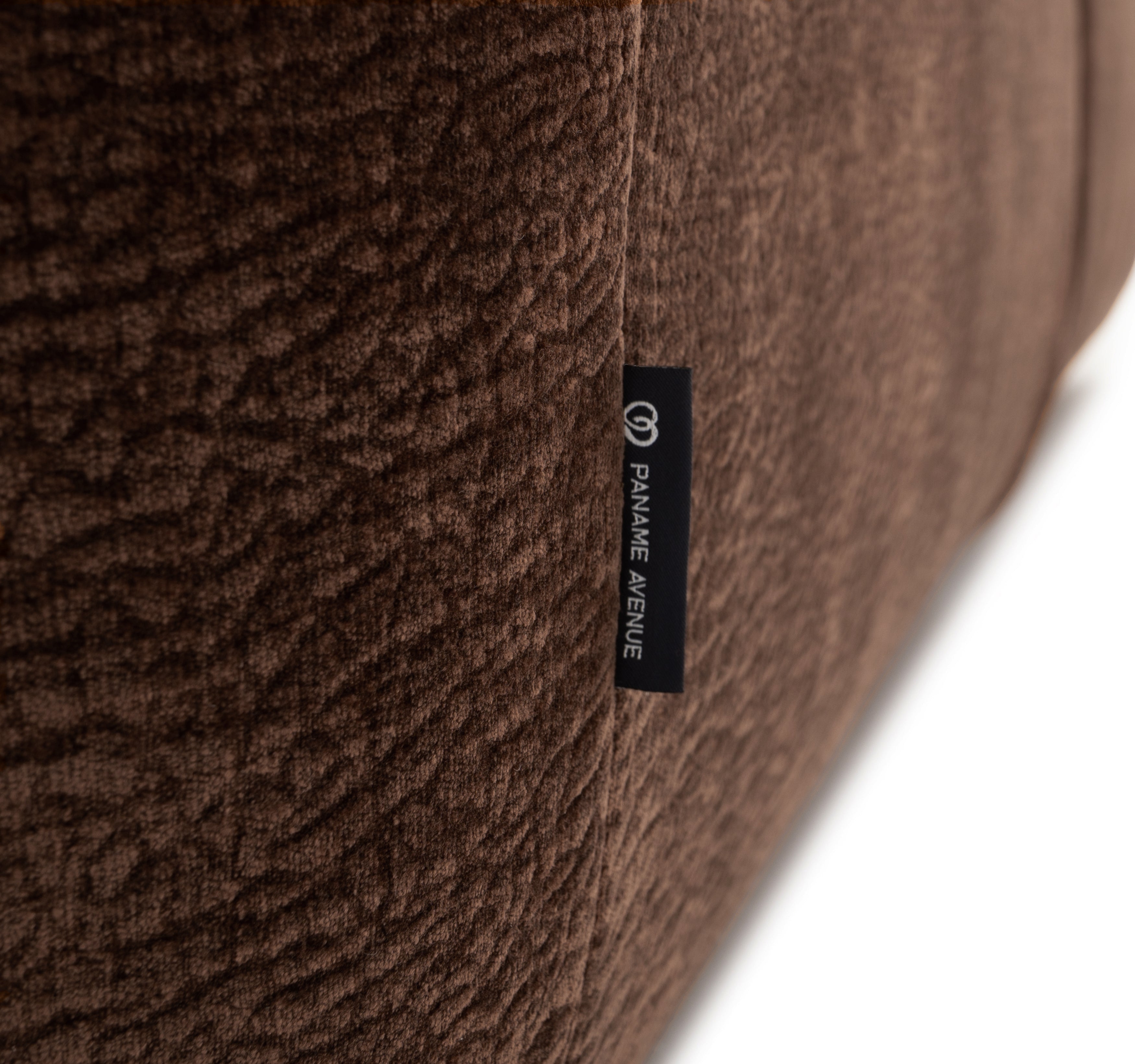 Canapé droit Portefoin en tissu chenille marron Paname Avenue, détail du label de la marque