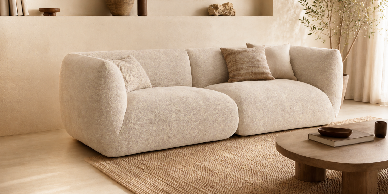 Canapé 4 places Portefoin en tissu chenille beige Paname Avenue - design organique et assise généreuse dans un salon contemporain.