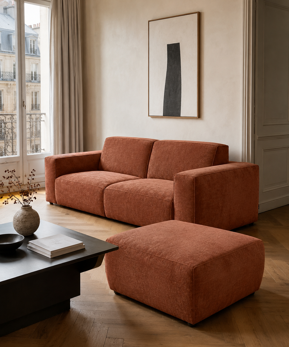 Canapé droit Pyramides Terracotta et son pouf coordonné Ecouffes de la maison Paname Avenue dans un salon parisien minimaliste