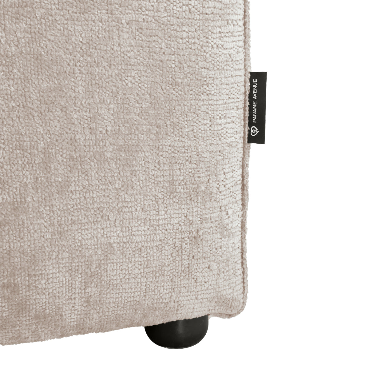Canapé droit Pyramides en tissu chenille beige Paname Avenue, détail du label de la marque