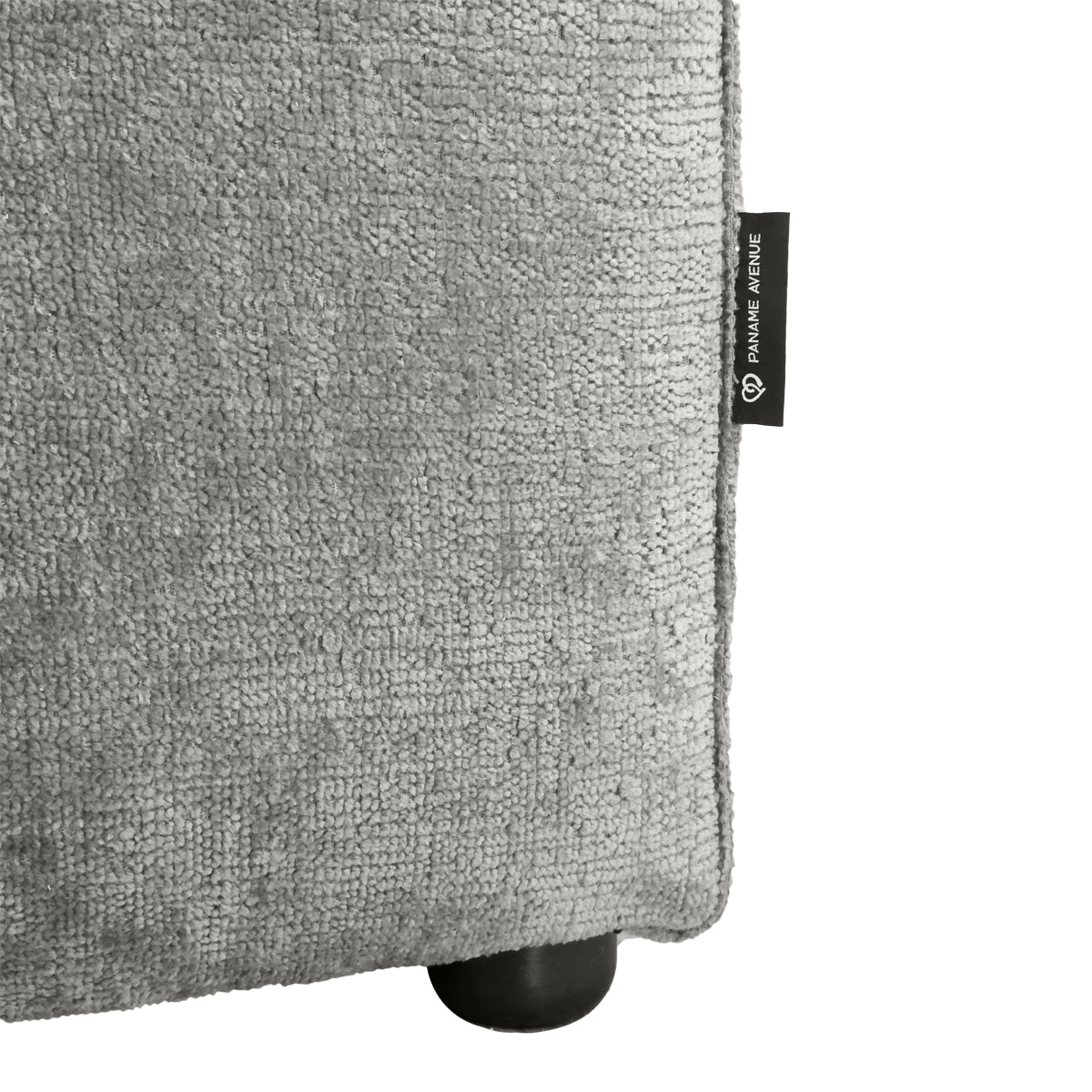 Canapé droit Pyramides en tissu chenille gris Paname Avenue, détail du label de la marque