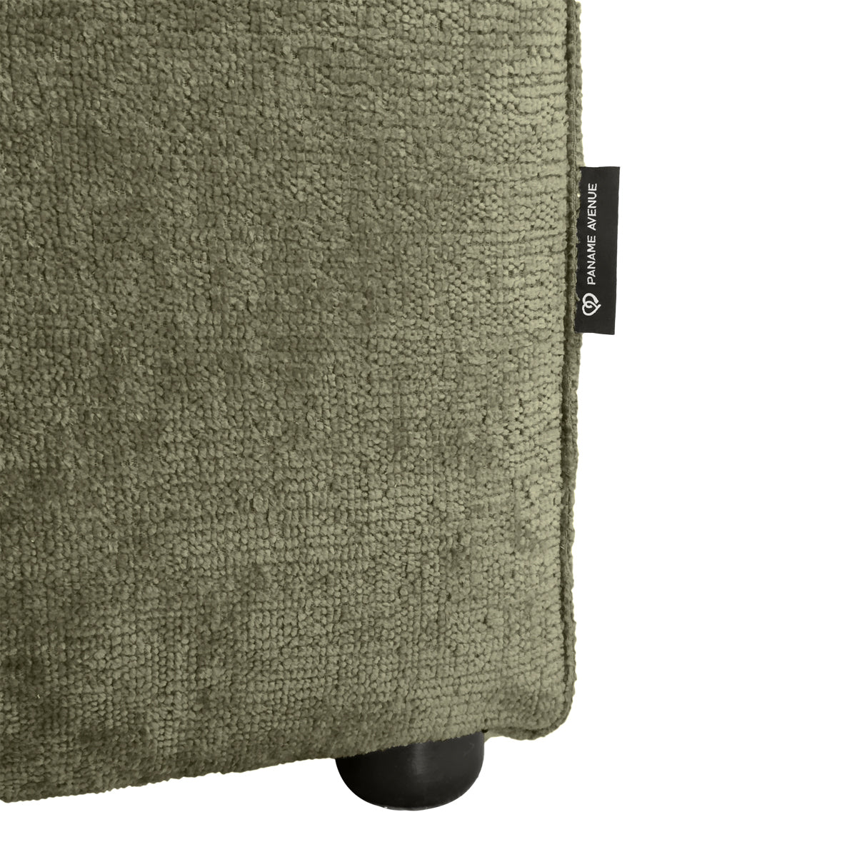 Canapé droit Pyramides en tissu chenille vert olive Paname Avenue, détail du label de la marque