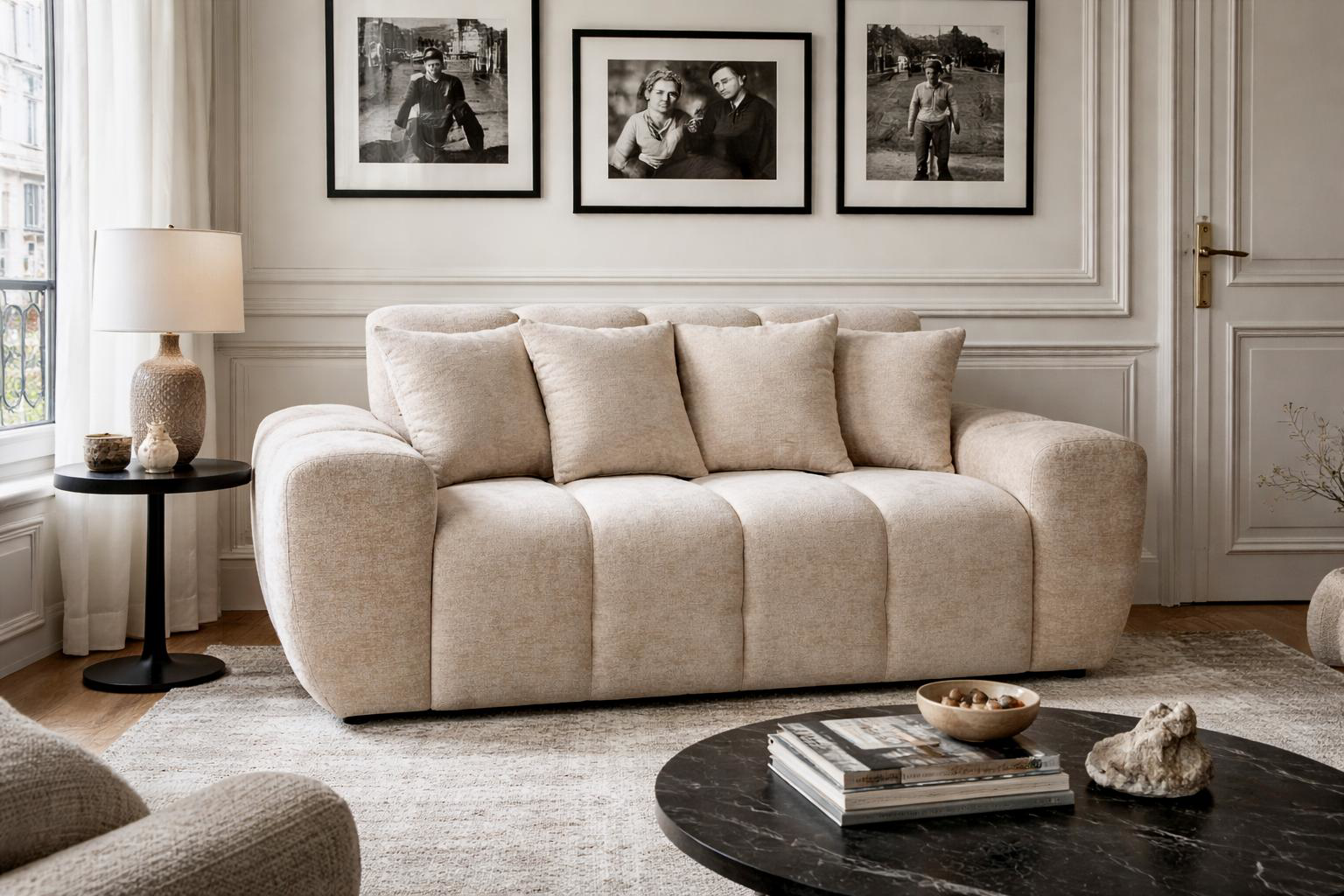 Canapé droit Saint André des Arts dans un intérieur chic, lumineux et chaleureux, où le confort moderne s’intègre parfaitement dans un cadre parisien traditionnel