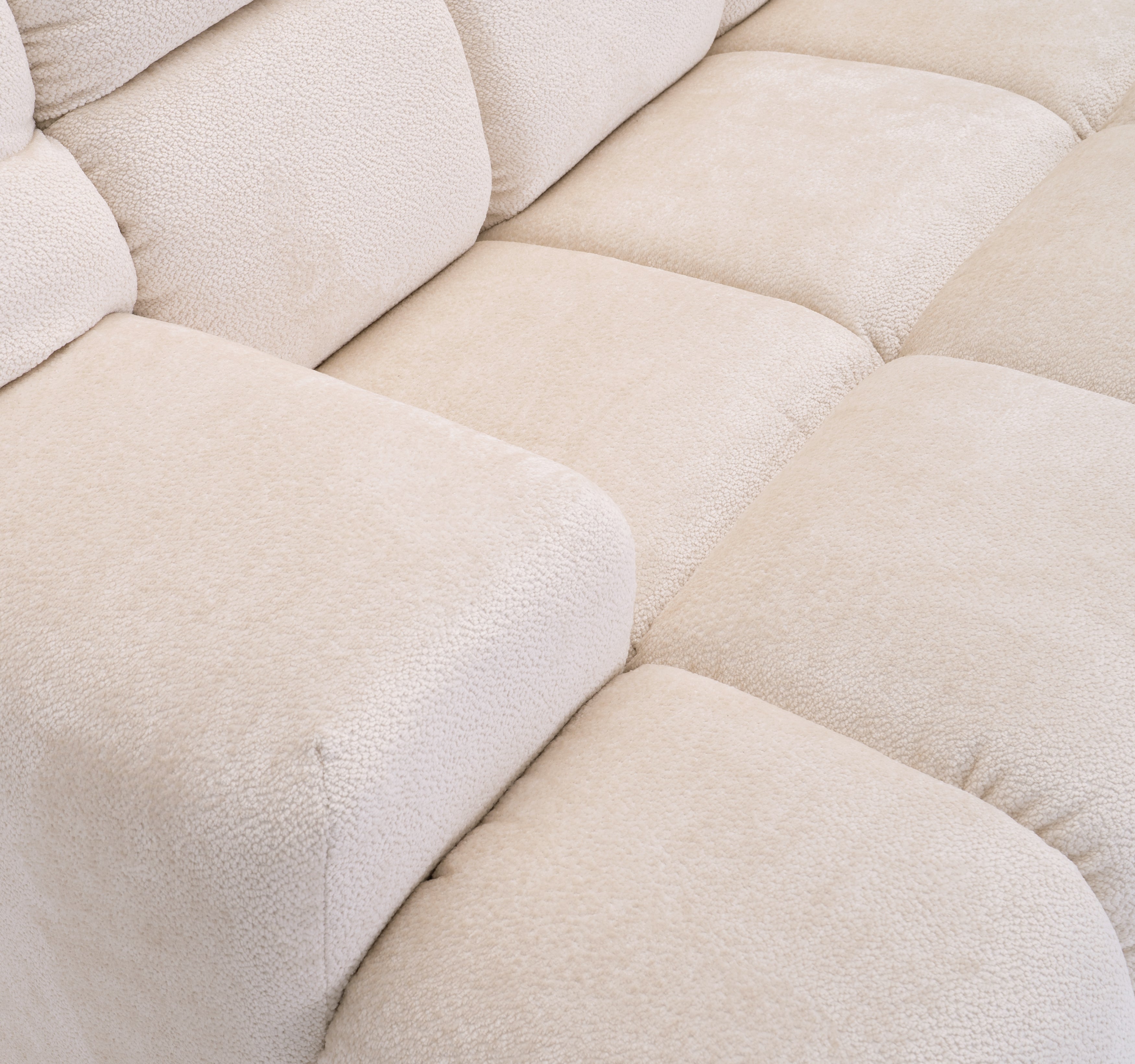 Canapé droit Saint-Honoré en tissu chenille crème Paname Avenue, zoom sur l’accoudoir