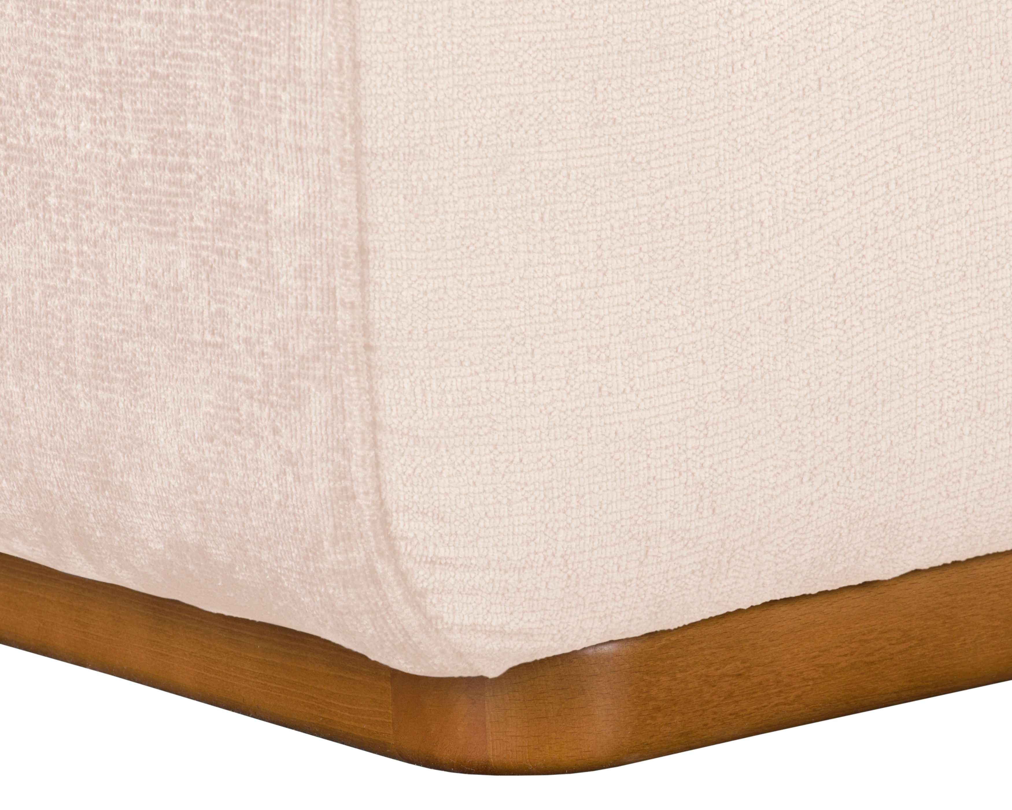 Canapé droit Saint-Maur en tissu chenille beige Paname Avenue, détail du pied en bois massif