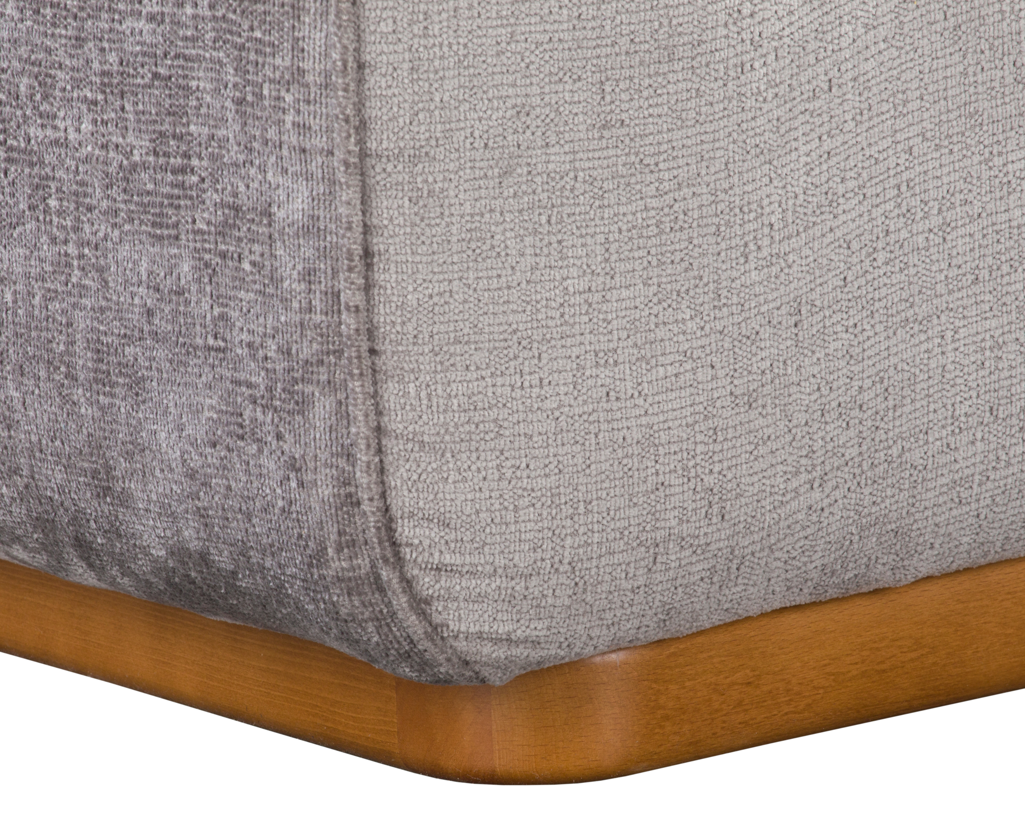 Canapé droit Saint-Maur en tissu chenille gris Paname Avenue, détail du pied en bois massif