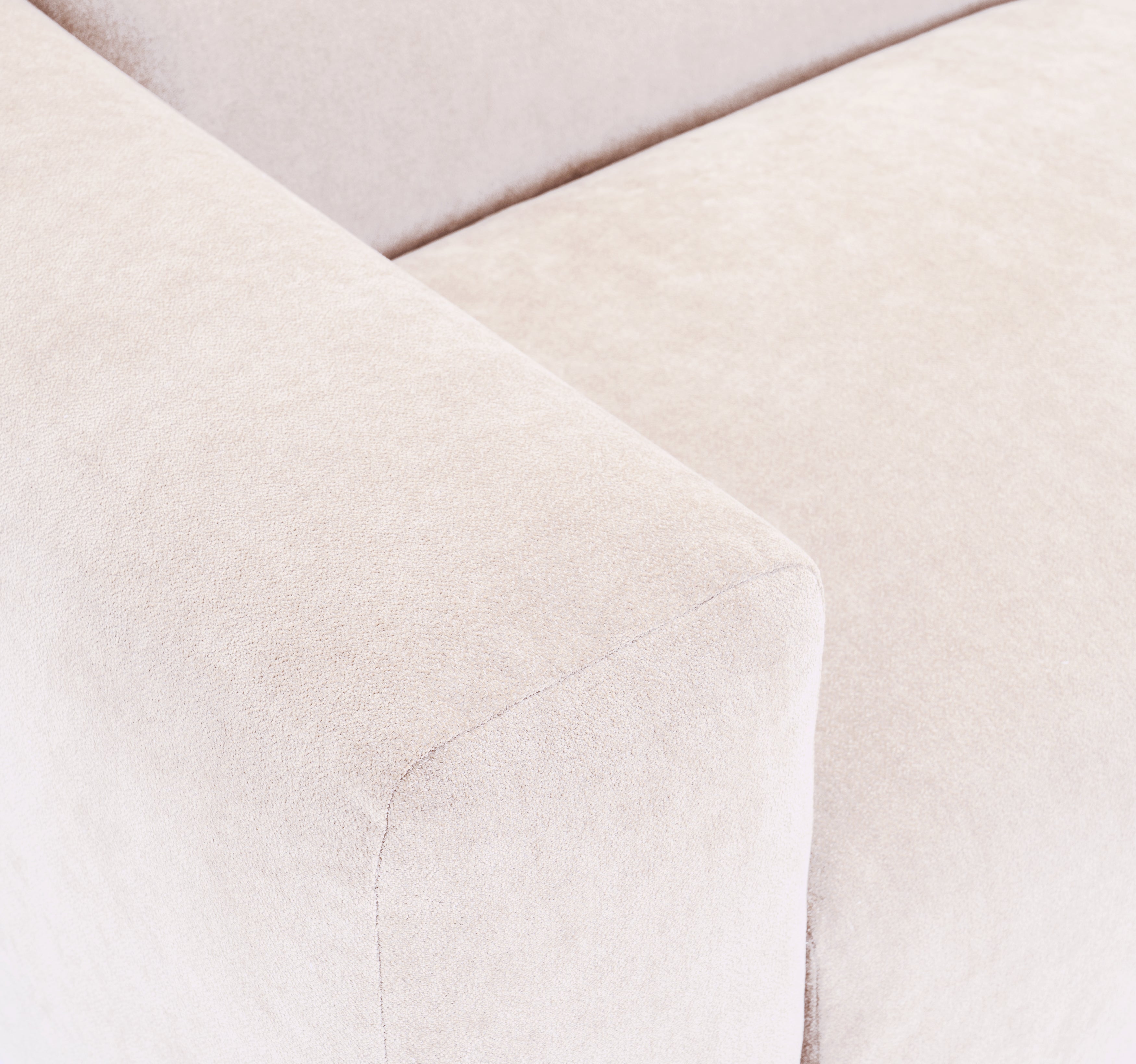 Canapé droit Seine en tissu chenille beige Paname Avenue, zoom sur l’accoudoir