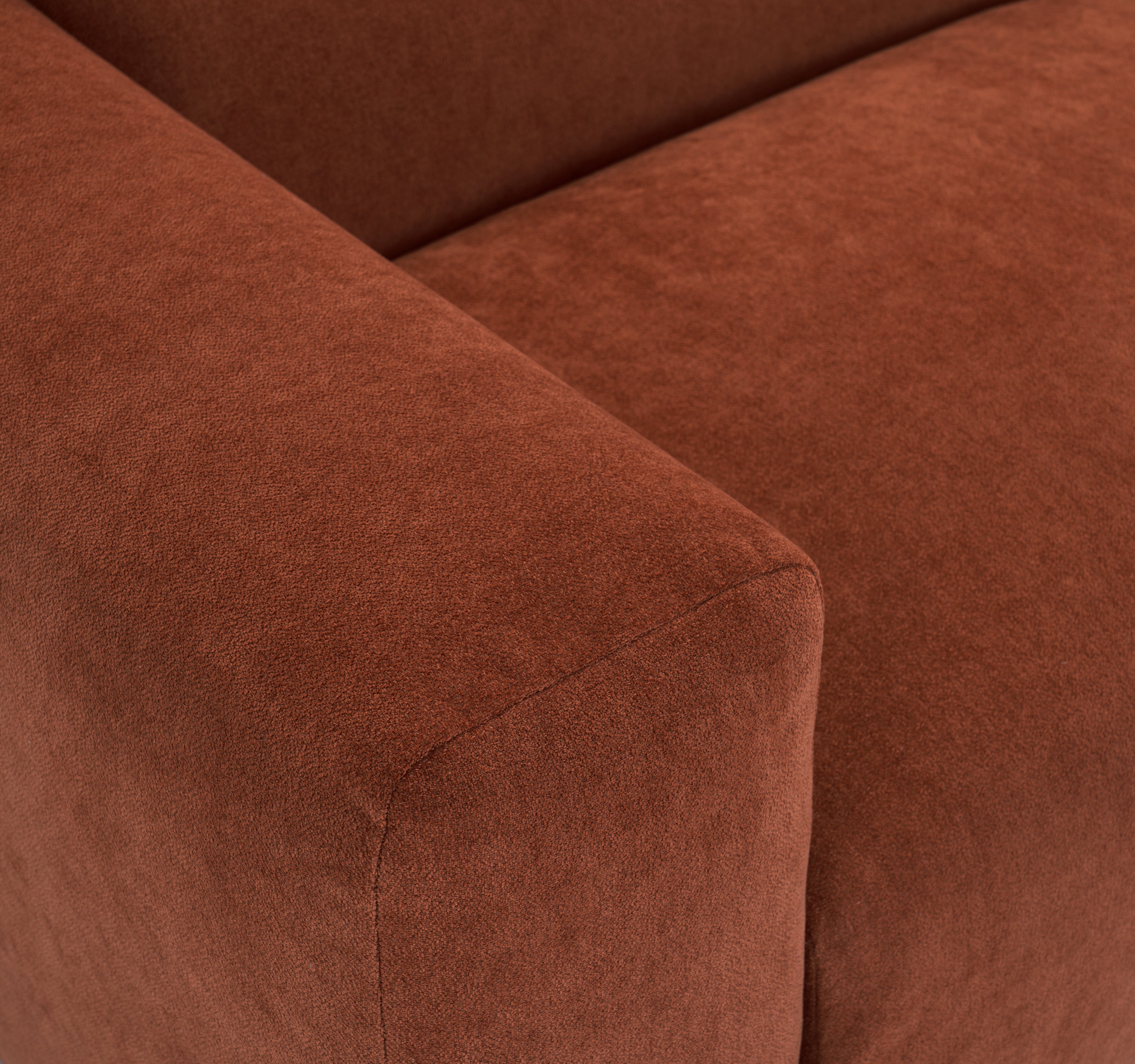 Canapé droit Seine en tissu chenille terracotta Paname Avenue, zoom sur l’accoudoir