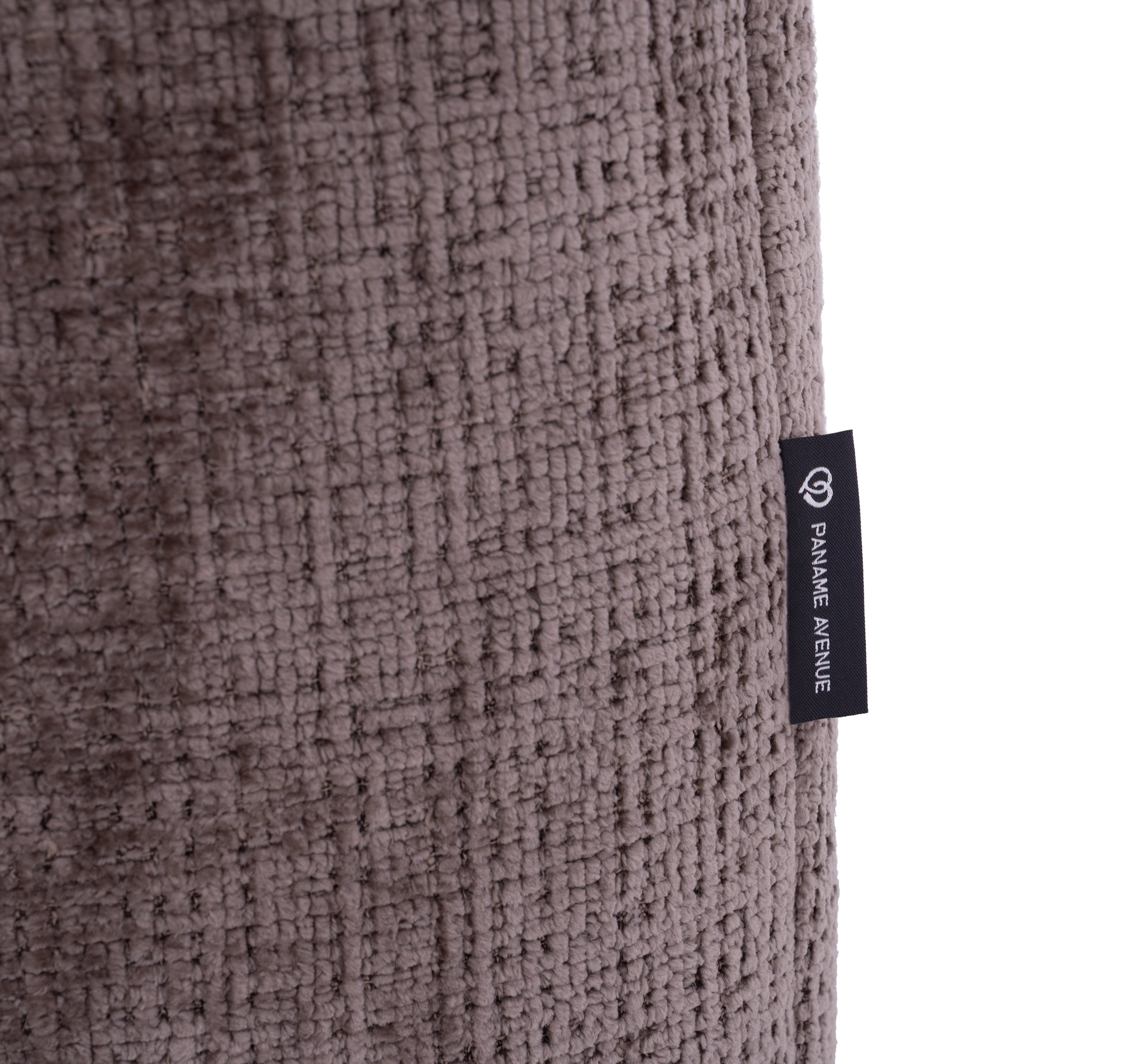 Canapé droit Vieille-du-Temple en tissu chenille taupe Paname Avenue, détail du label de la marque