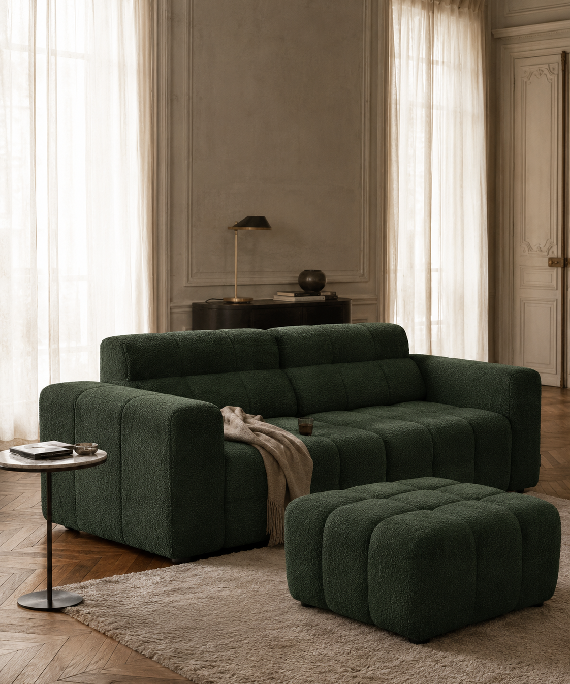 Canapé Colonel Driant et pouf Taylor dans un salon feutré de Paris