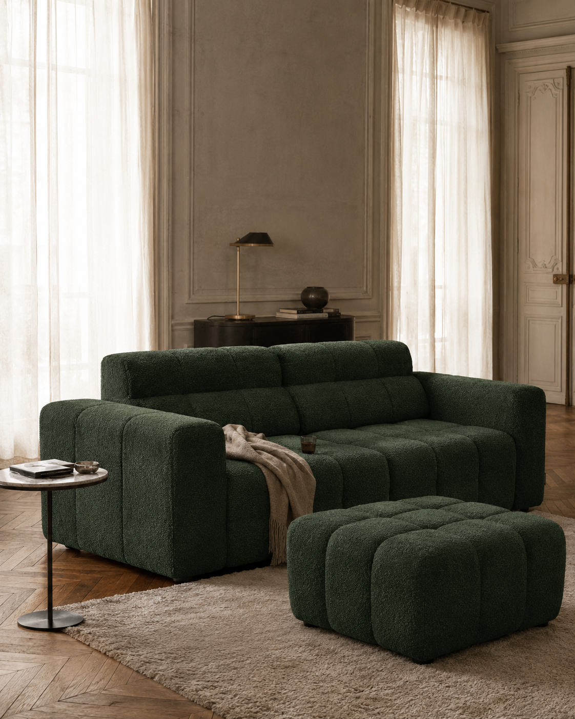Canapé Colonel Driant et pouf Taylor dans un salon feutré de Paris