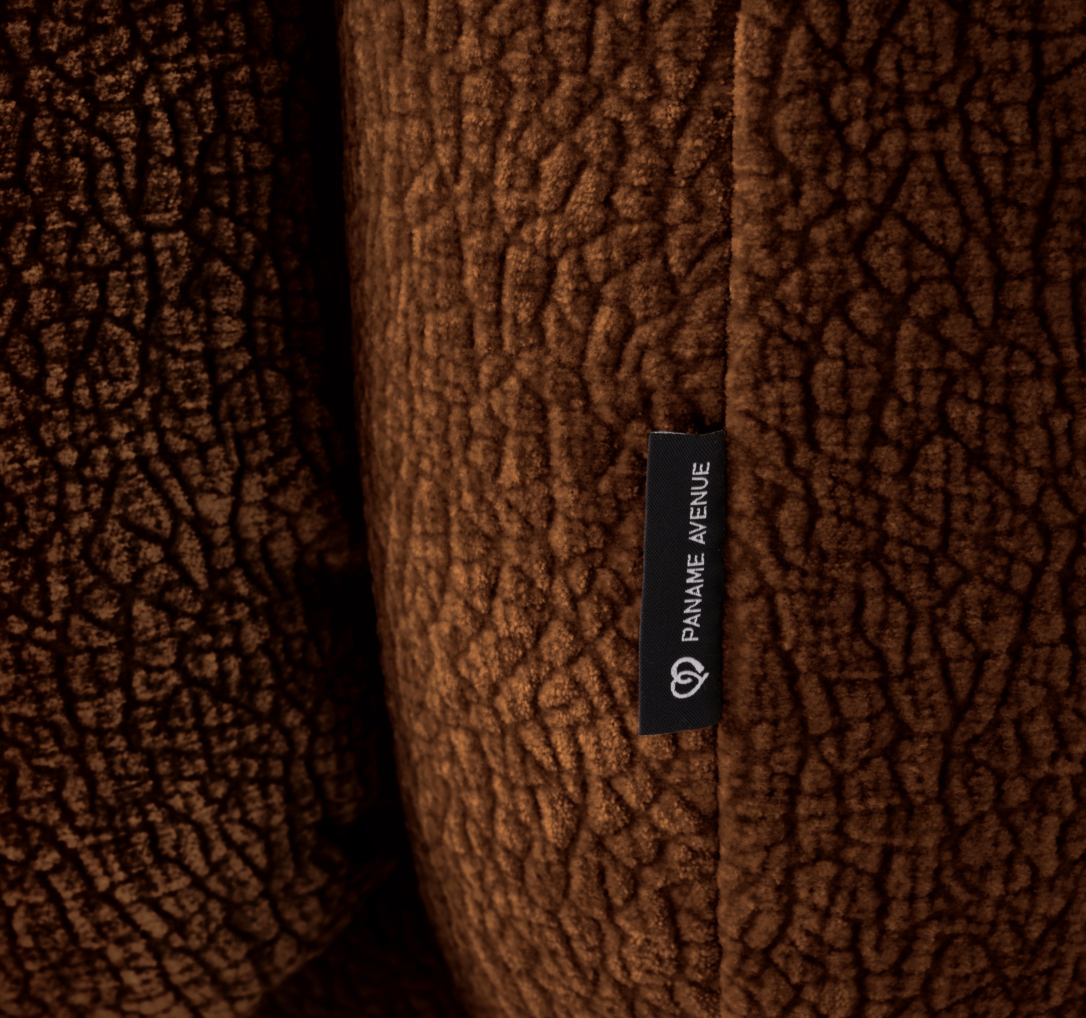 Fauteuil Fontaine en tissu chenille marron Paname Avenue, détail du label de la marque