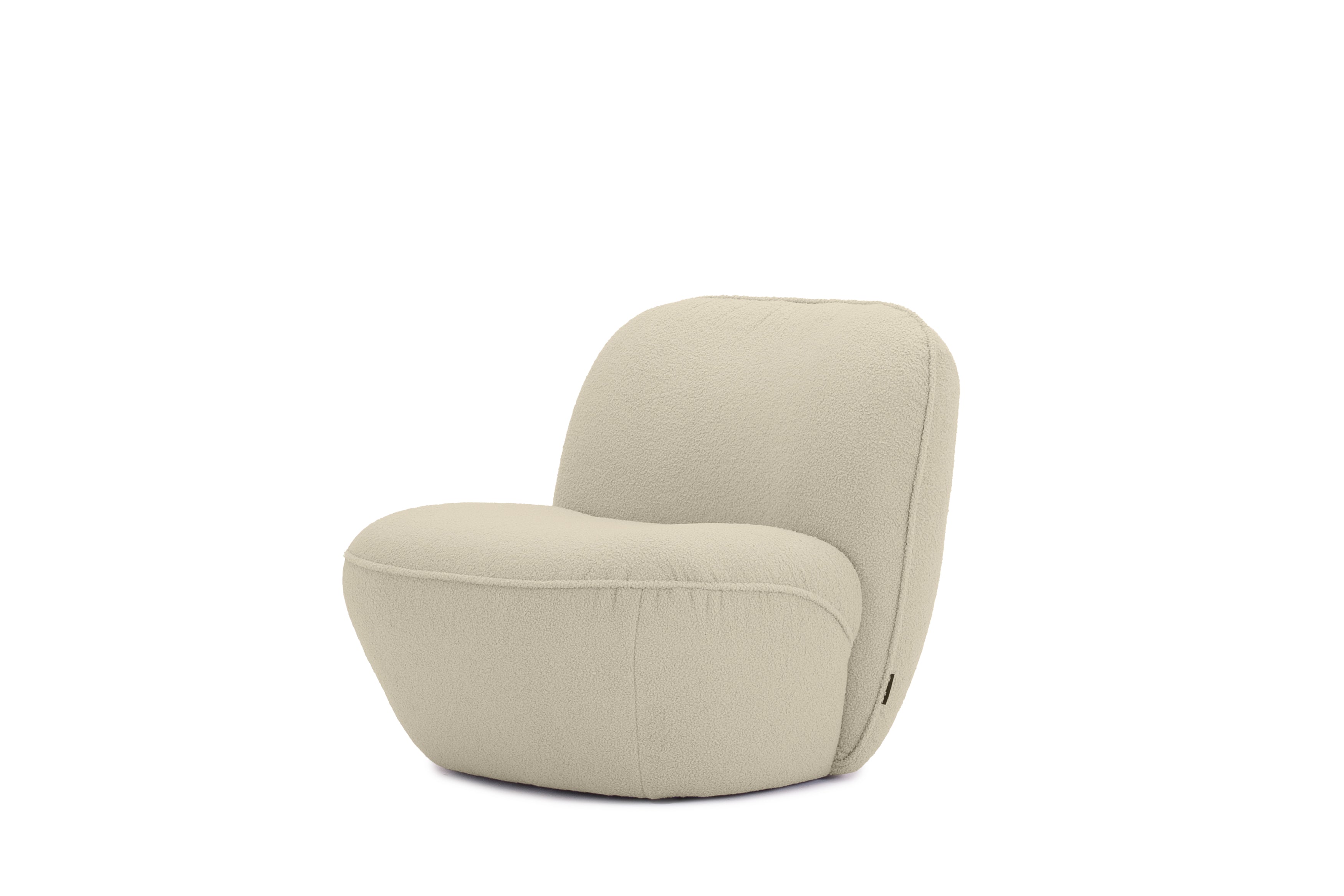 Fauteuil Louvre en tissu bouclette beige Paname Avenue, vue trois-quarts sur fond blanc