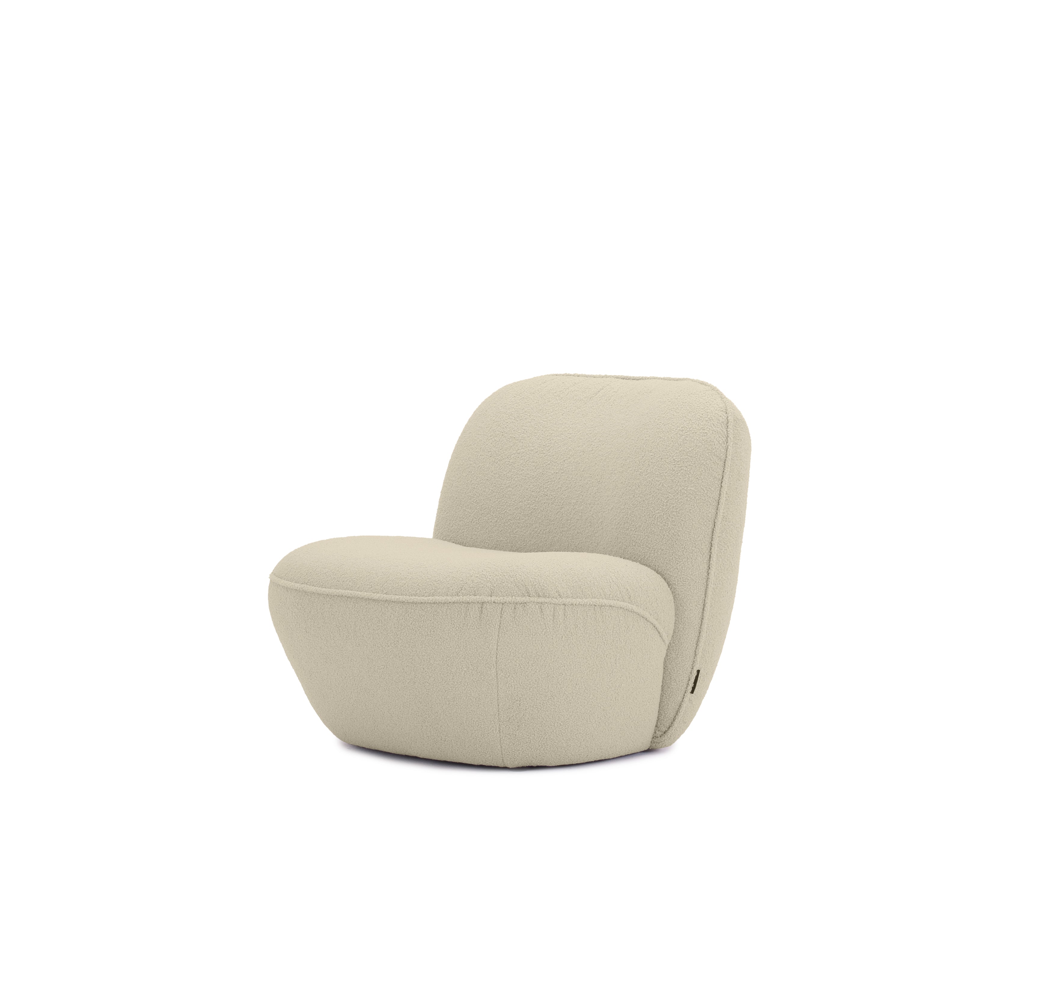 Fauteuil Louvre en tissu bouclette beige Paname Avenue, vue trois-quarts sur fond blanc