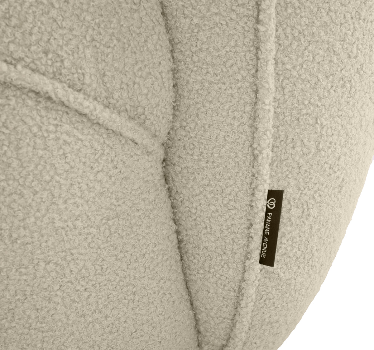 Fauteuil Louvre en tissu bouclette beige Paname Avenue, détail du label de la marque