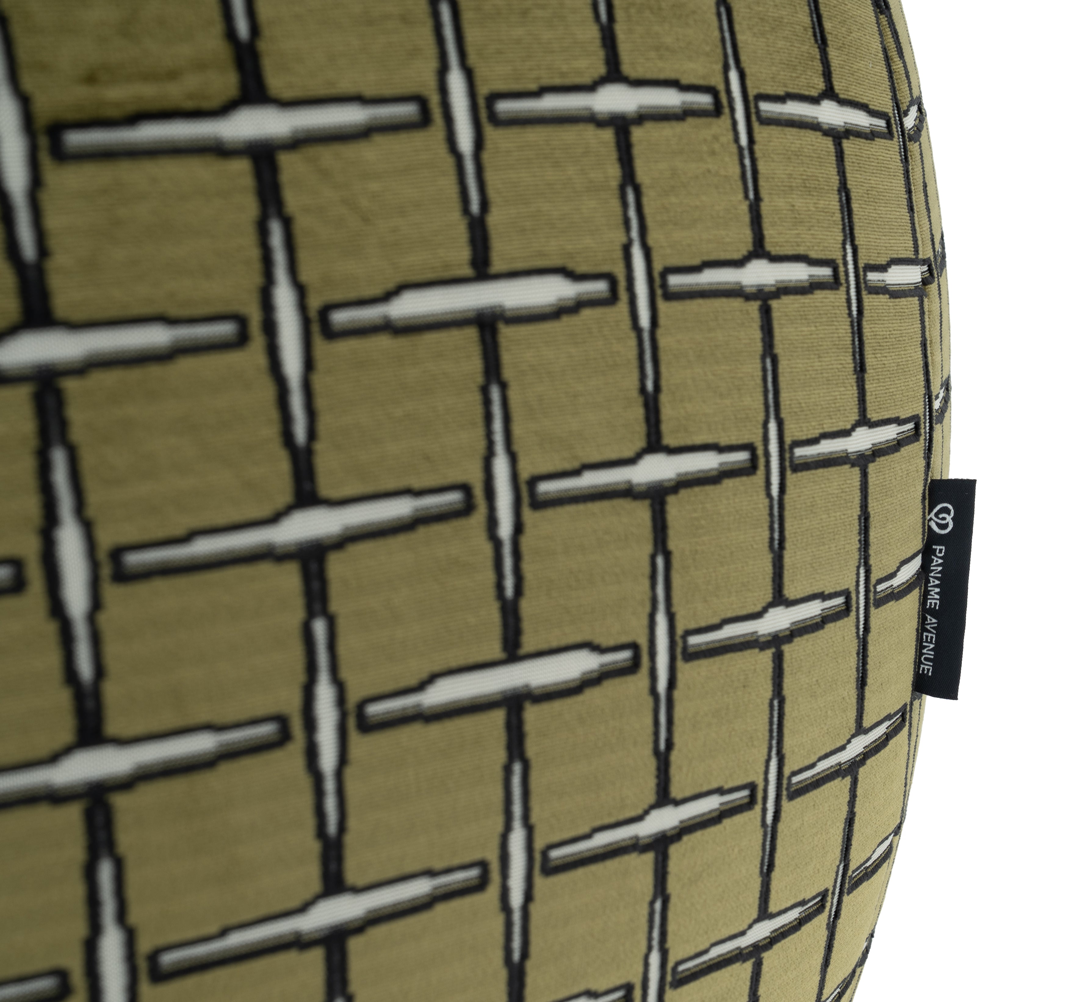 Fauteuil Montorgueil en tissu velours lisse vert olive Paname Avenue, détail du label de la marque