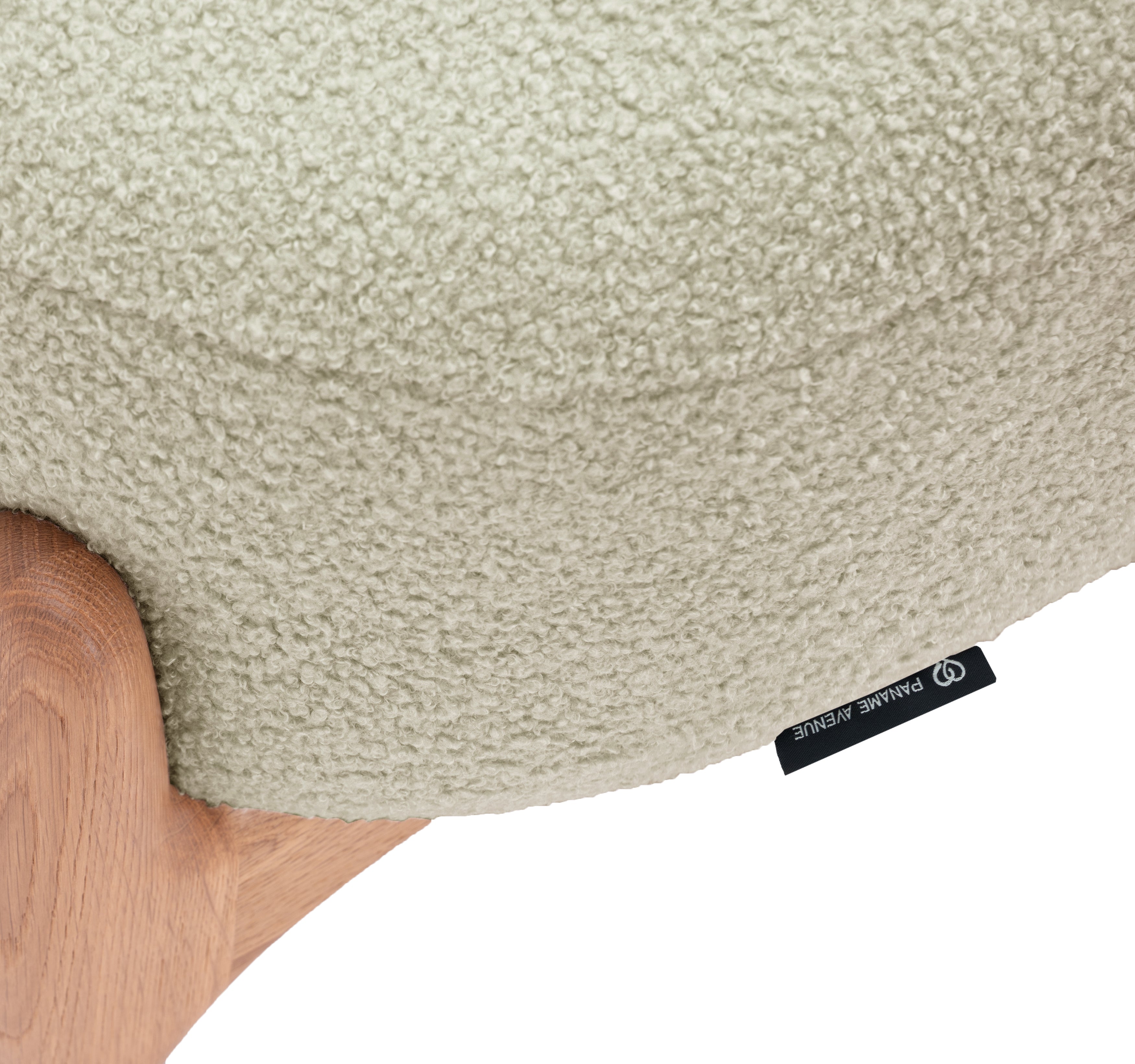 Fauteuil Rivoli en tissu bouclette beige Paname Avenue, détail du label de la marque
