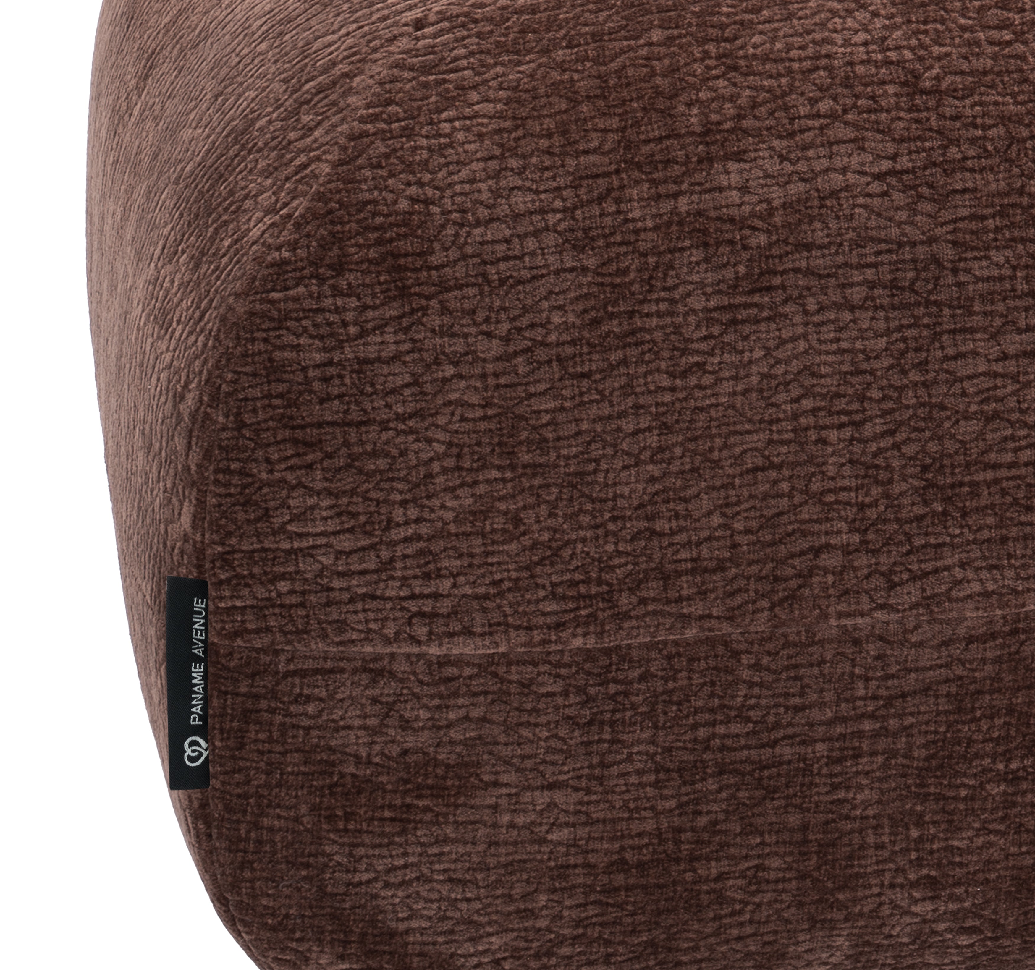 Pouf Blainville en tissu chenille marron Paname Avenue, détail du label de la marque