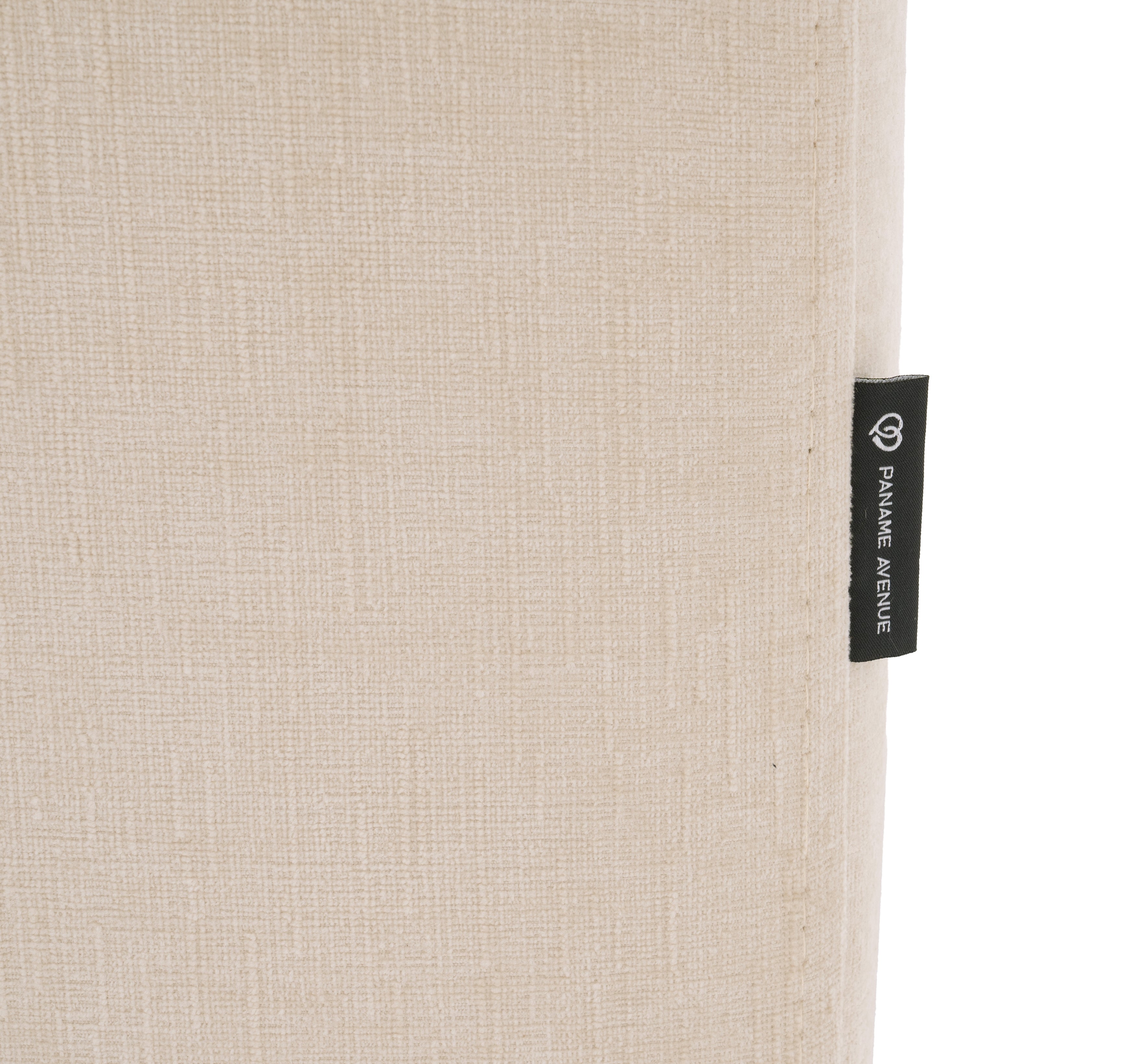 Pouf Douai en tissu chenille beige Paname Avenue, détail du label de la marque