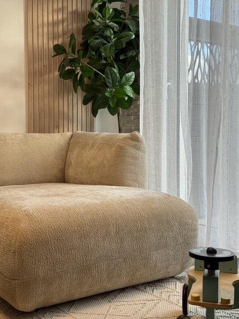 Canapé d'angle Sainte-Croix beige Paname Avenue - détail de la méridienne et du tissu chenille dans un intérieur lumineux d'un client.