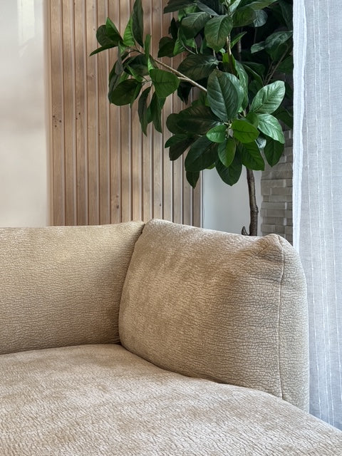 Canapé d'angle Sainte-Croix beige Paname Avenue - détail du dossier et du tissu texturé dans un intérieur client contemporain