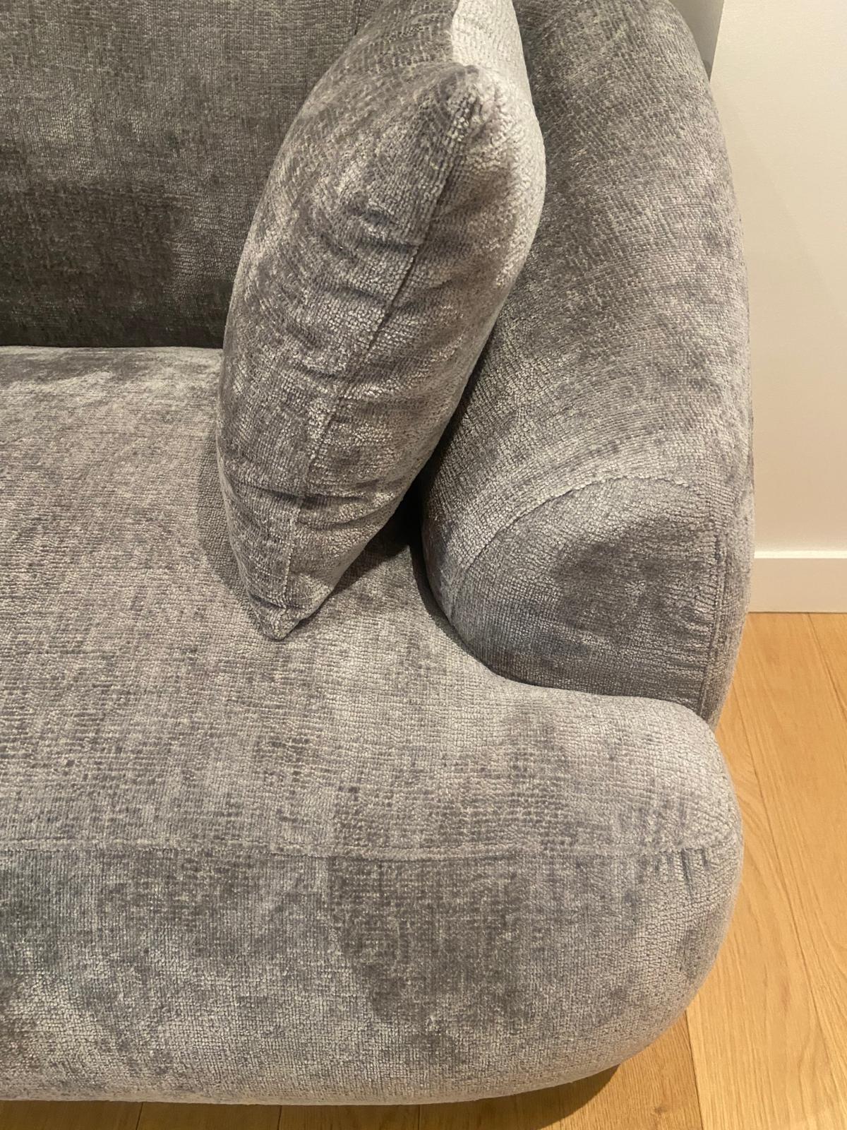 Canapé droit Calais en tissu chenille gris de chez Paname Avenue installé dans un espace de travail contemporain avec un zoom sur le revêtement.
