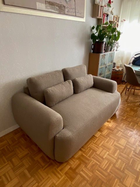 Canapé droit compact 2 places Oberkampf en tissu bouclette taupe de chez Paname Avenue installé chez un client en vue 3/4