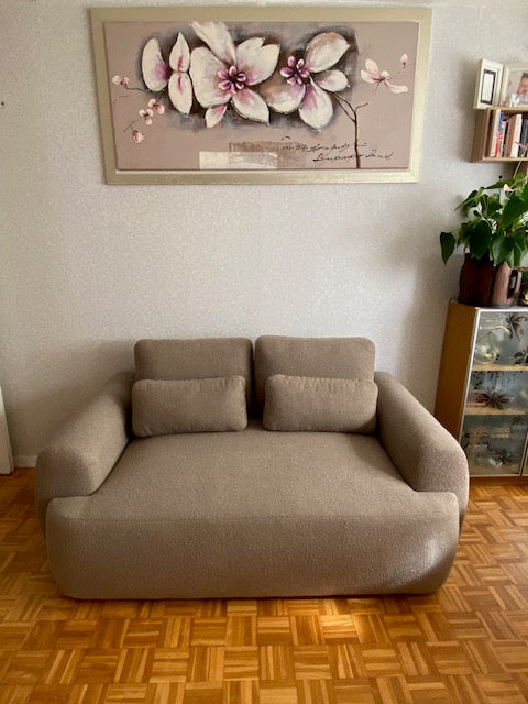 Canapé droit compact 2 places Oberkampf en tissu bouclette taupe de chez Paname Avenue installé chez un client vue de face