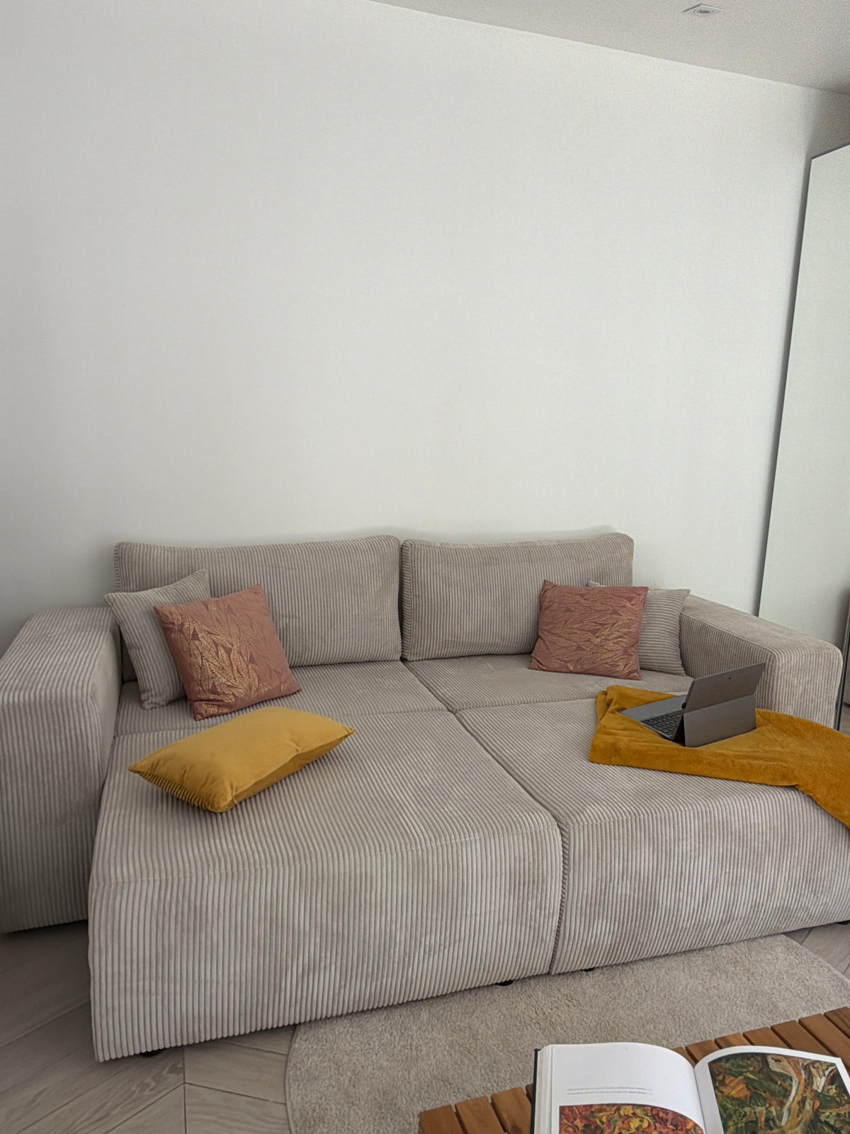 Canapé droit convertible Barres en petit velours côtelé beige de chez Paname Avenue – vue de face en situation de couchage 140*190 cm – retour client