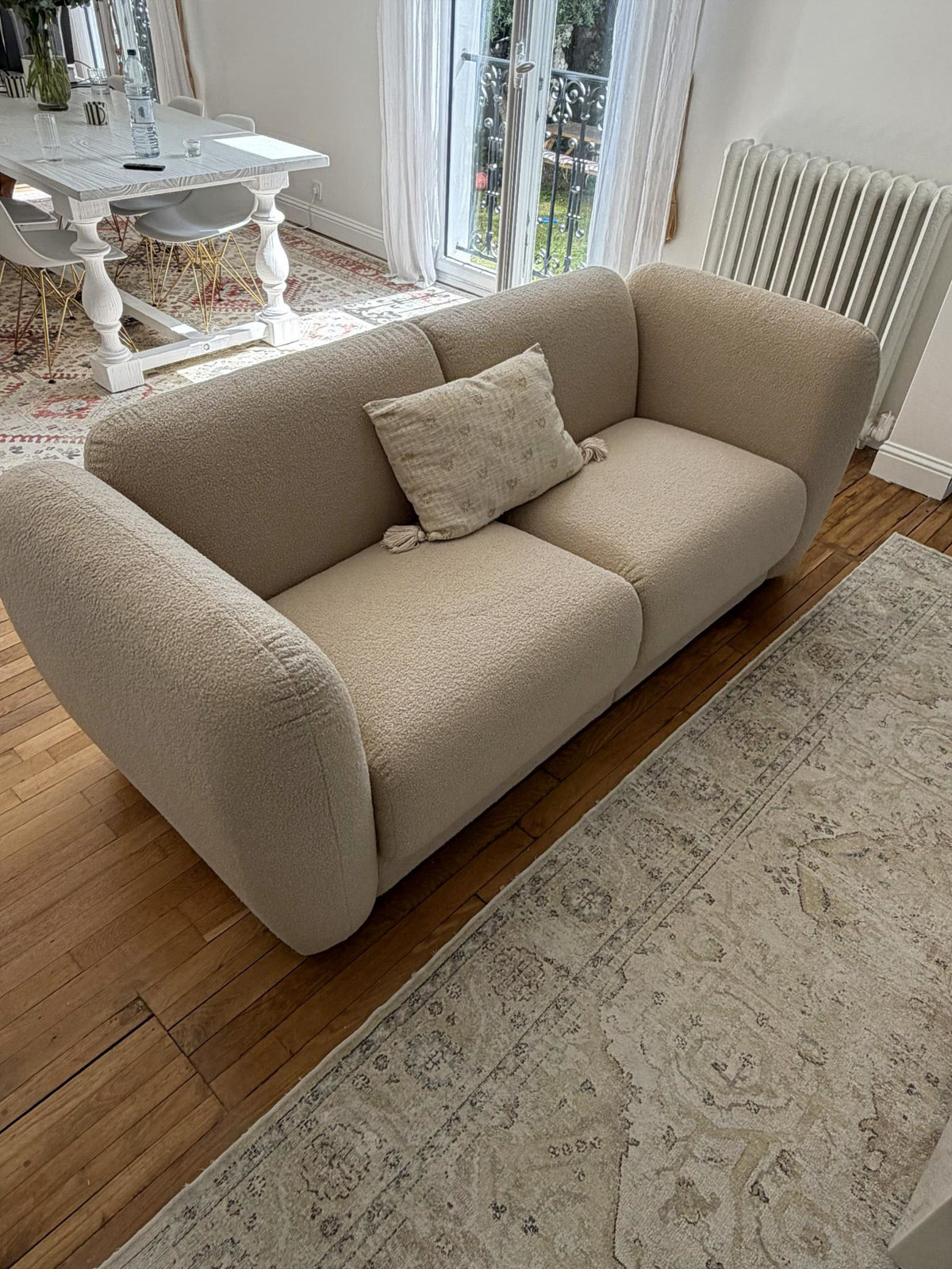 Canapé droit Pigalle en tissu bouclette beige Paname Avenue - vue en plongée mettant en valeur l'assise généreuse et le revêtement bouclette - retour client