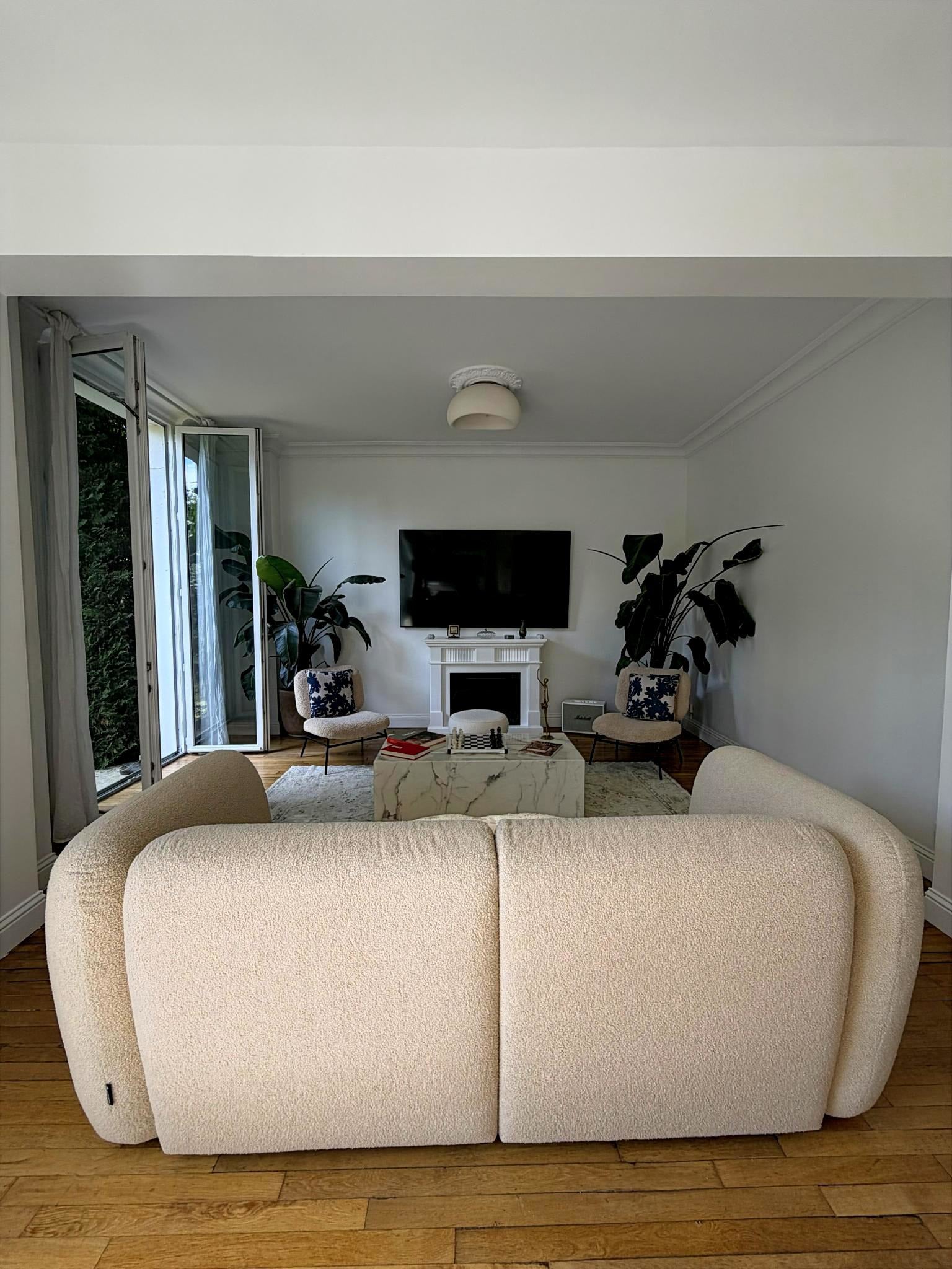 Canapé droit Pigalle en tissu bouclette beige Paname Avenue - vue arrière du design enveloppant dans un intérieur contemporain - retour client