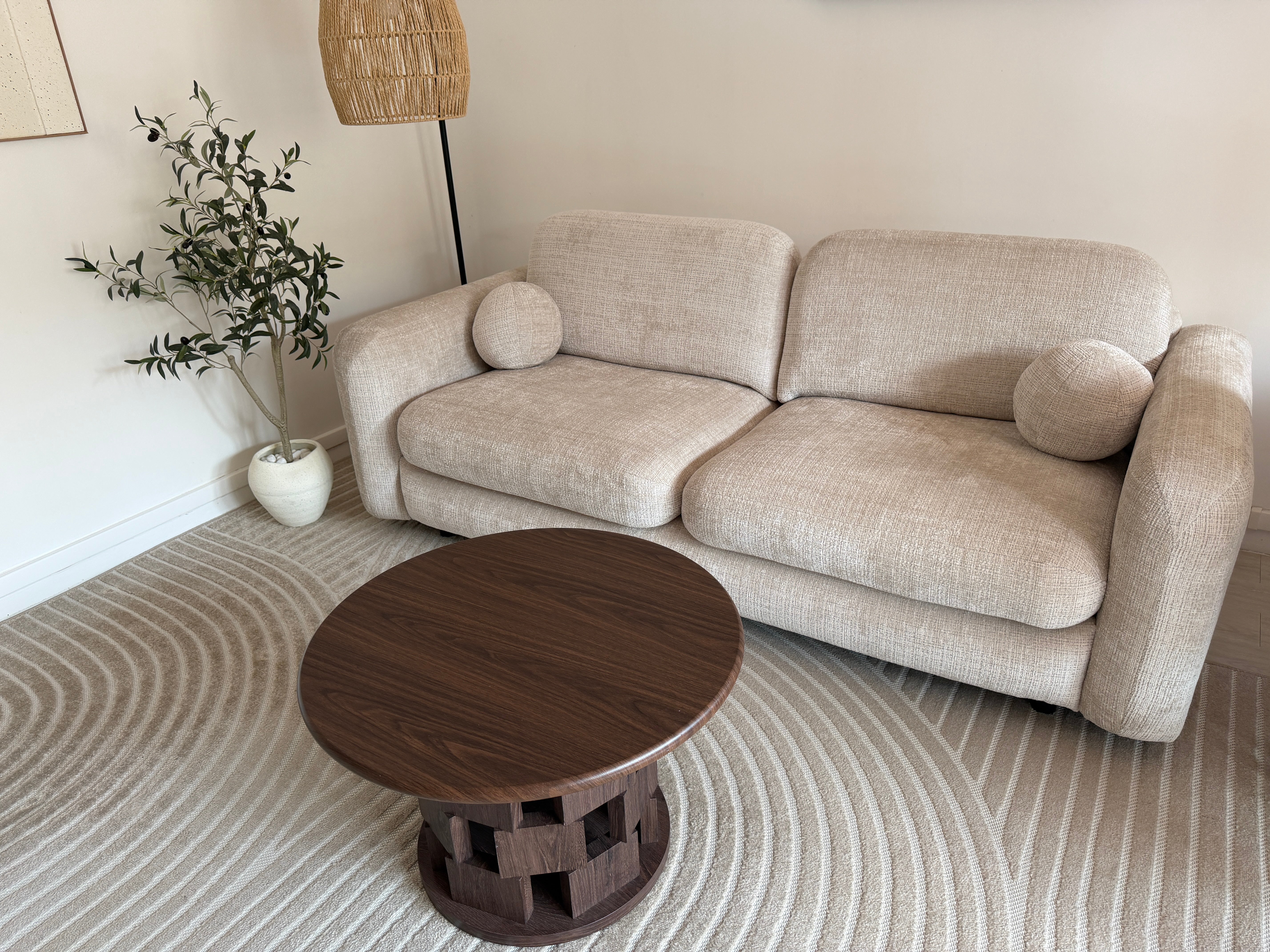 Canapé droit Duperré en tissu chenille beige Paname Avenue avec table basse en bois foncé dans un salon contemporain - retour client