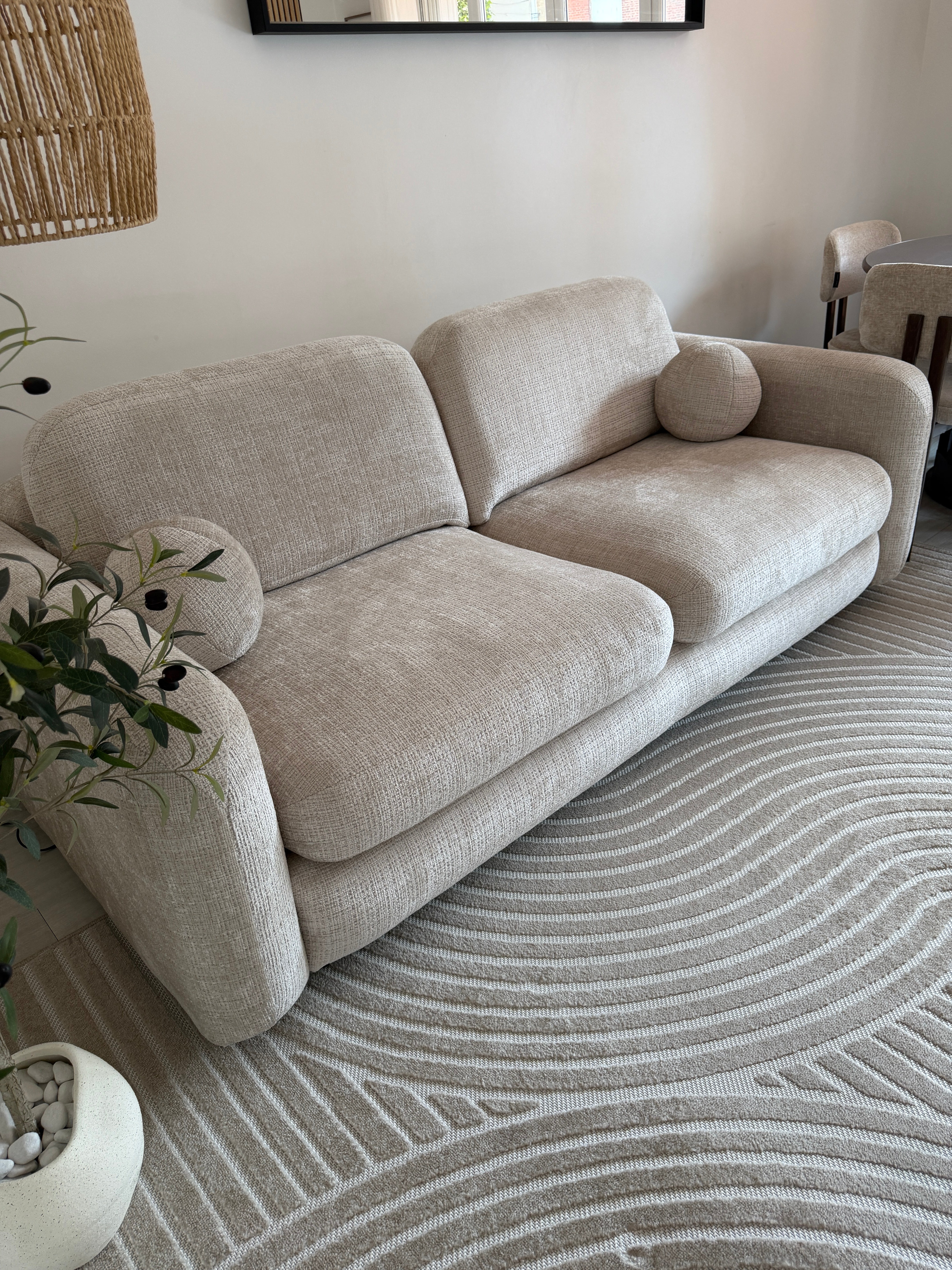 Canapé droit Duperré en tissu chenille beige Paname Avenue dans un intérieur chaleureux aux matières naturelles - retour client