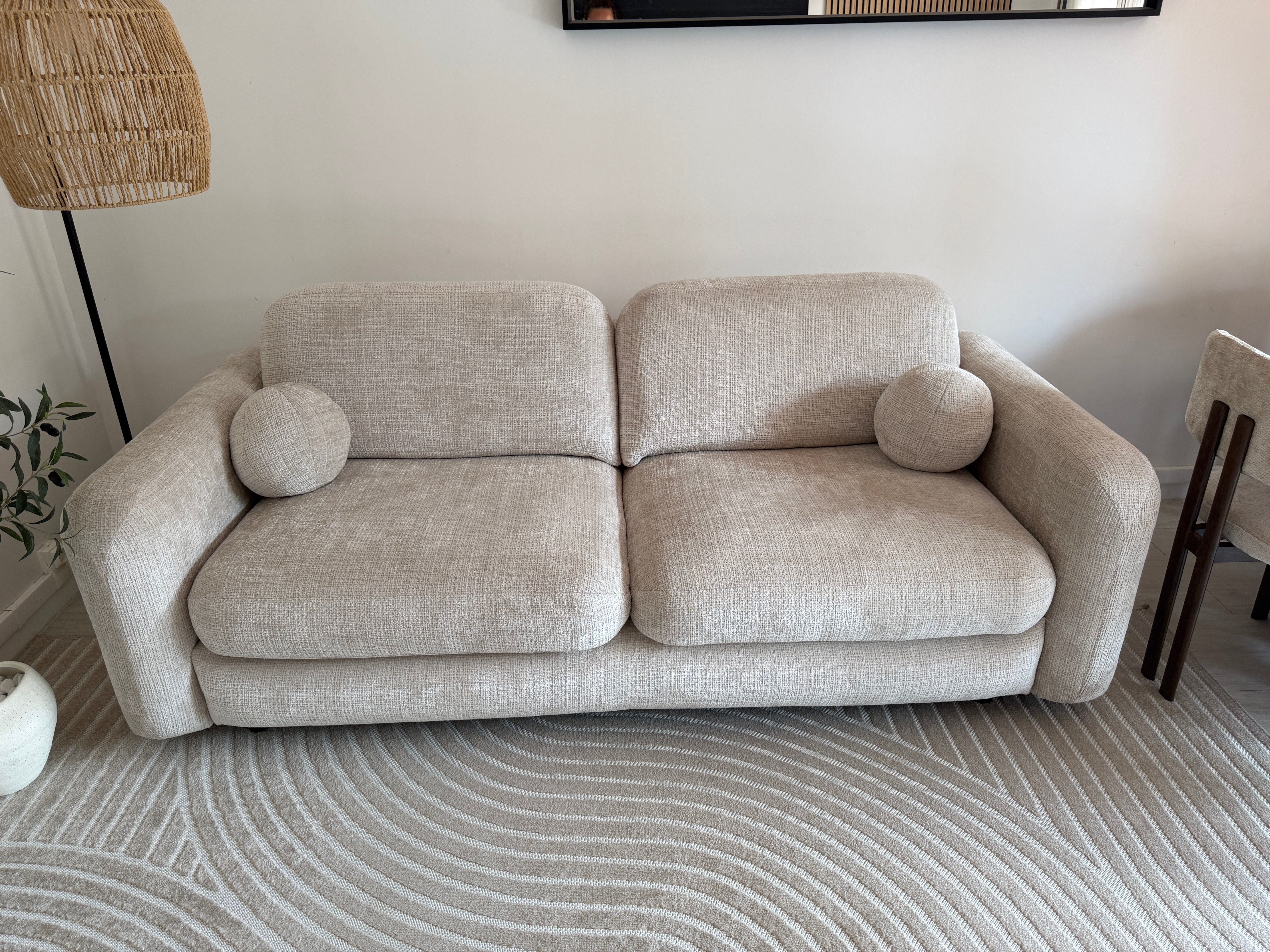 Canapé droit Duperré en tissu chenille beige Paname Avenue - vue de face mettant en avant les coussins cylindriques et le confort d'assise - retour client
