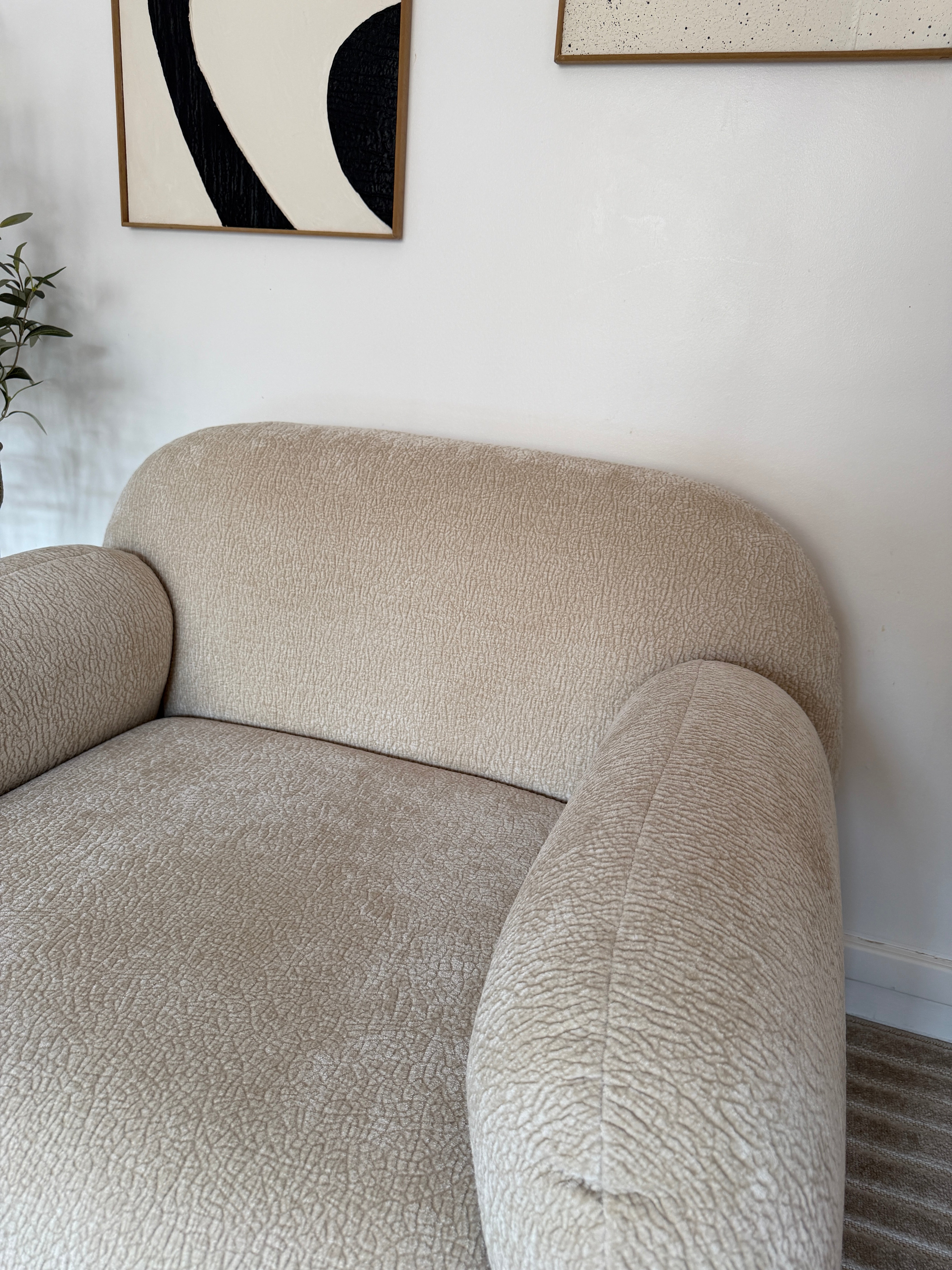 Fauteuil Fontaine en tissu chenille beige Paname Avenue - zoom sur le dossier, l'accoudoir et le revêtement texturé - retour client