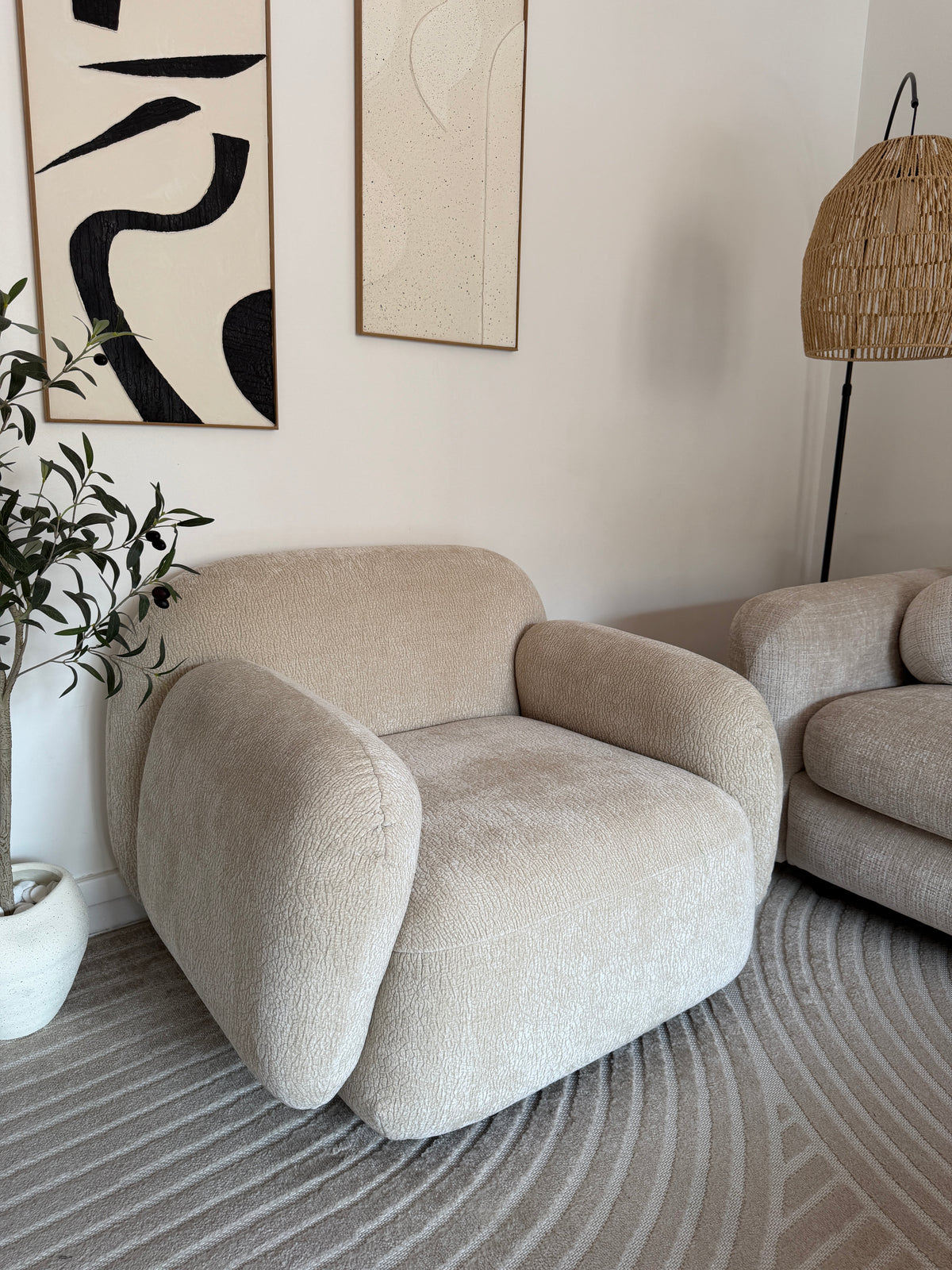 Fauteuil Fontaine en tissu chenille beige Paname Avenue dans un salon contemporain aux matières naturelles - retour client