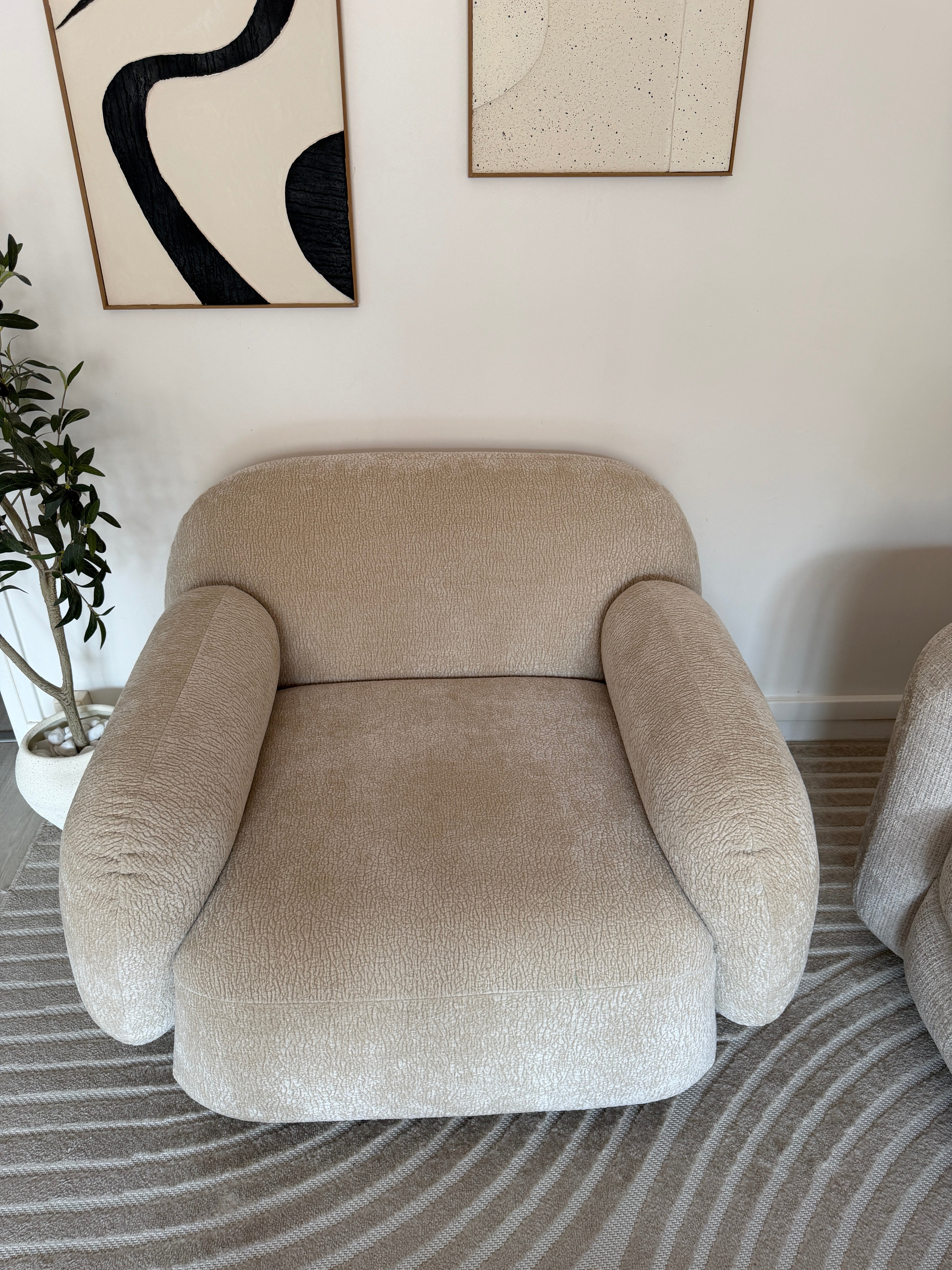 Fauteuil Fontaine en tissu chenille beige Paname Avenue - vue de face mettant en avant les lignes enveloppantes et le confort d'assise - retour client