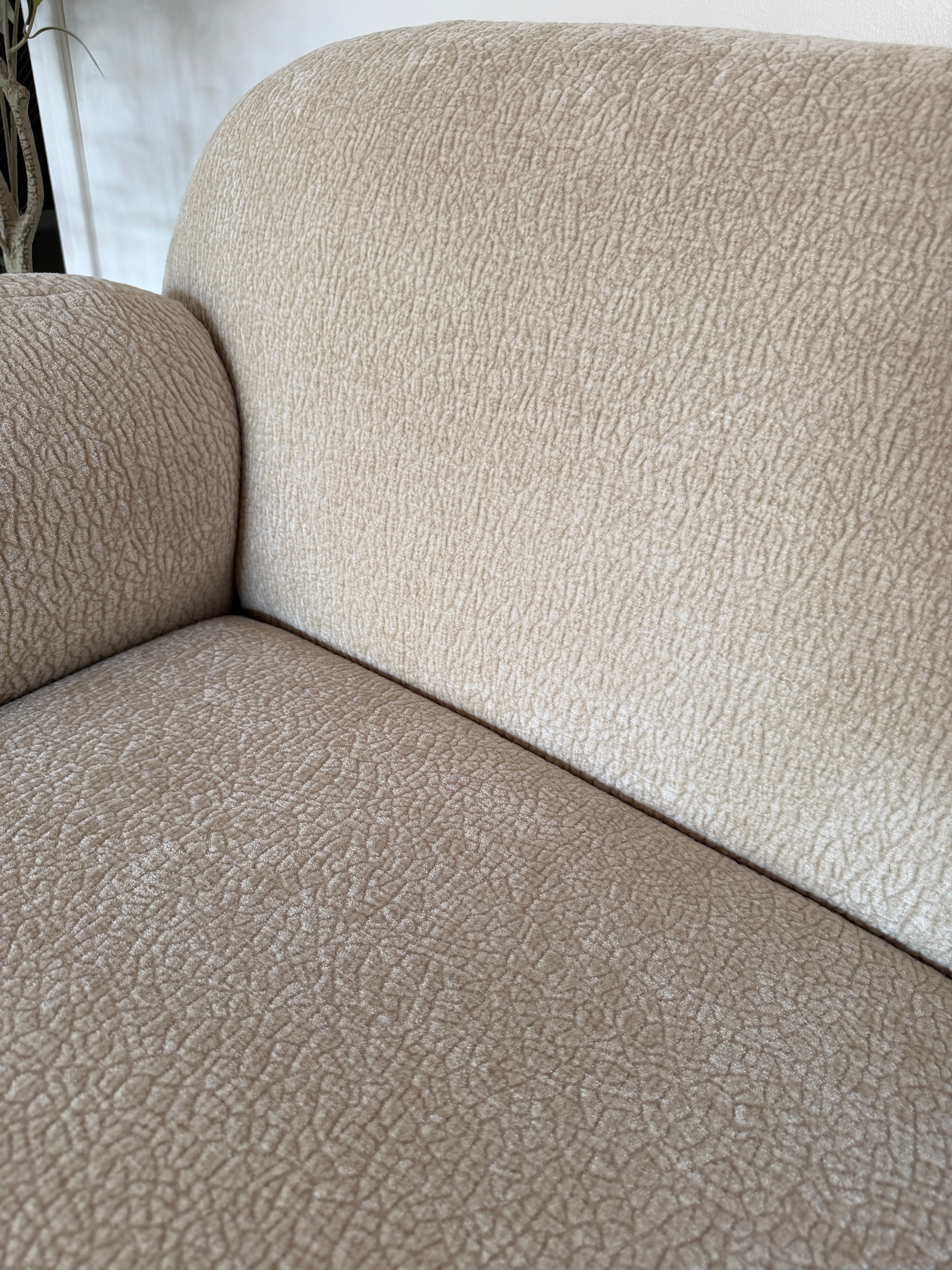 Fauteuil Fontaine en tissu chenille beige Paname Avenue - zoom finition et revêtement - retour client