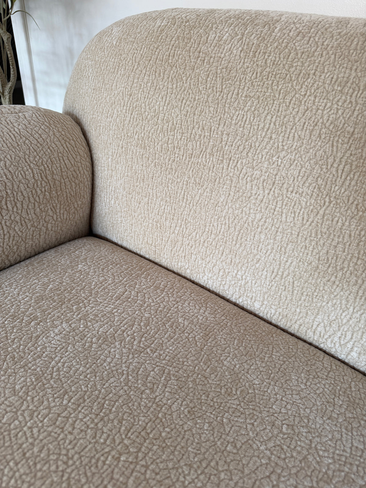 Fauteuil Fontaine en tissu chenille beige Paname Avenue - zoom finition et revêtement - retour client