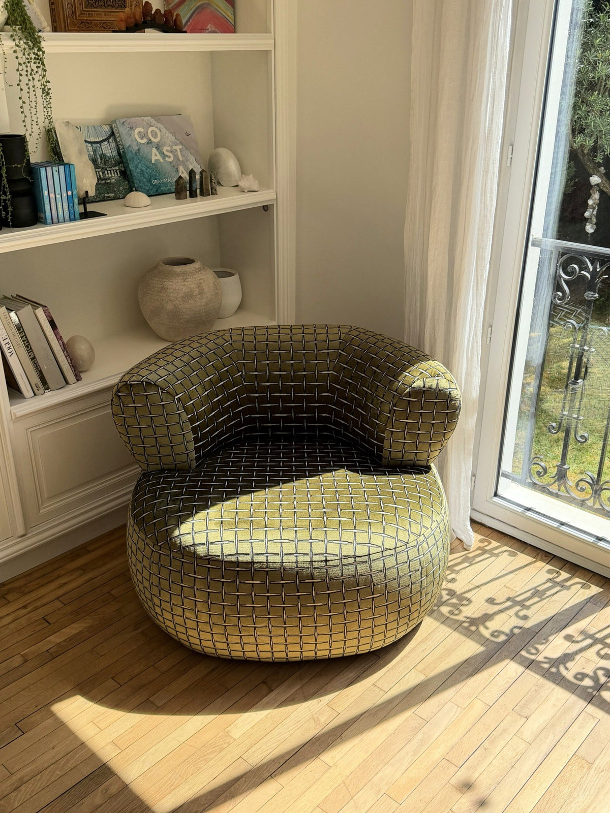 Fauteuil Montorgueil en velours lisse vert olive de chez Paname Avenue dans un salon élégant avec parquet ancien et bibliothèque décorative - retour client