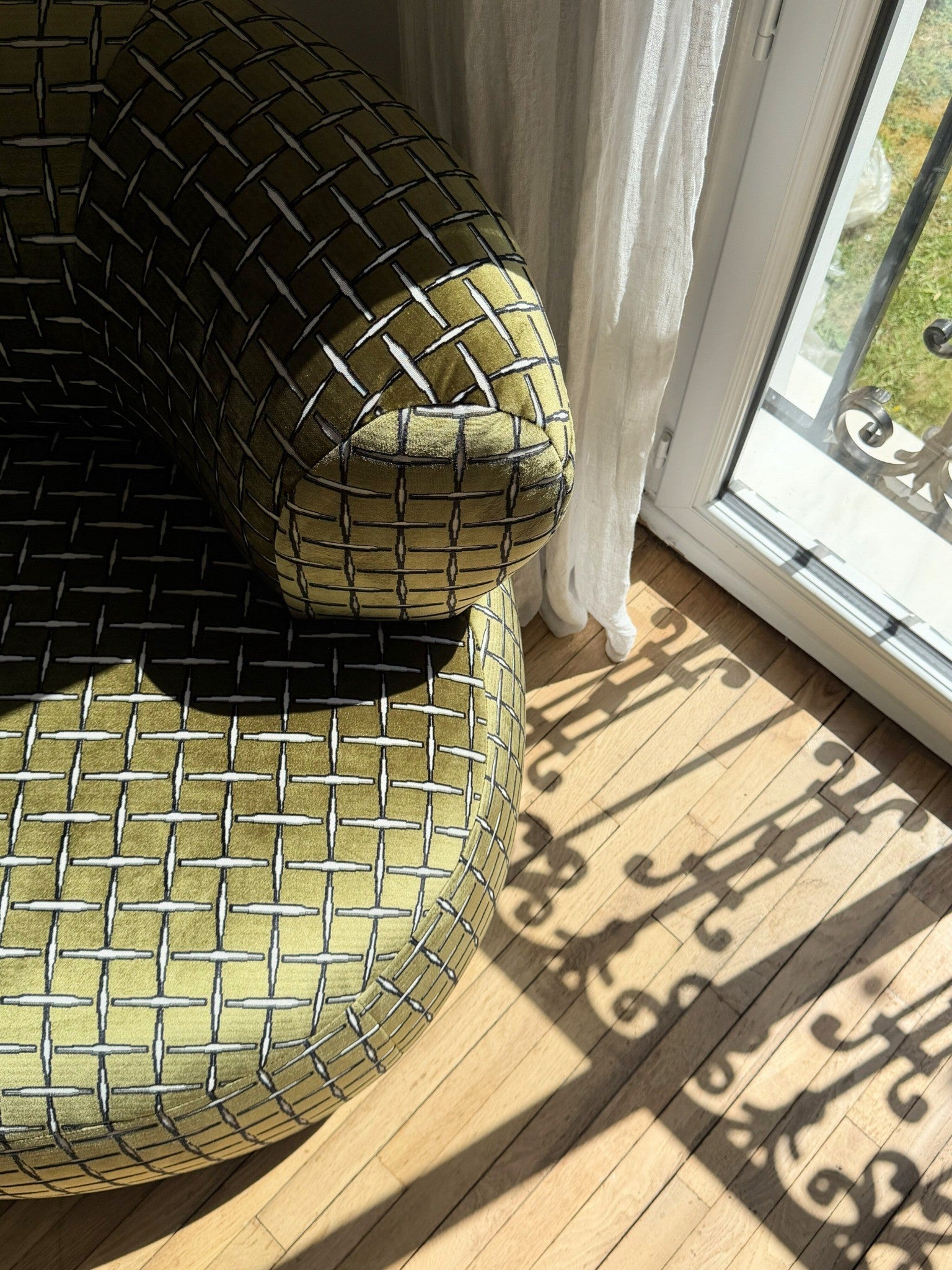 Fauteuil Montorgueil en velours lisse vert olive de chez Paname Avenue - détail du revêtement texturé et des courbes enveloppantes - retour client