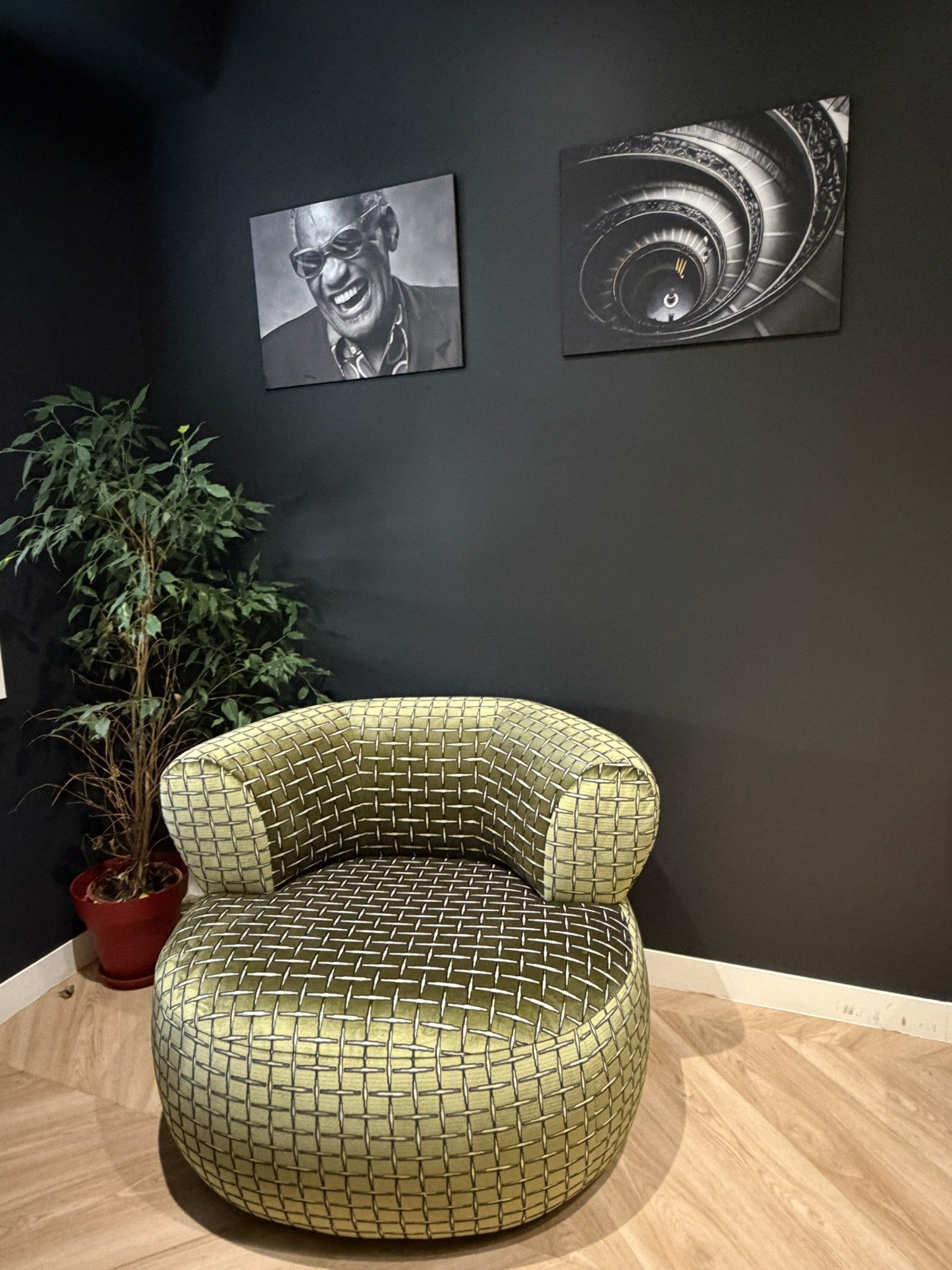 Fauteuil Montorgueil en velours lisse vert olive de chez Paname Avenue dans un intérieur contemporain avec mur noir et décoration design - retour client
