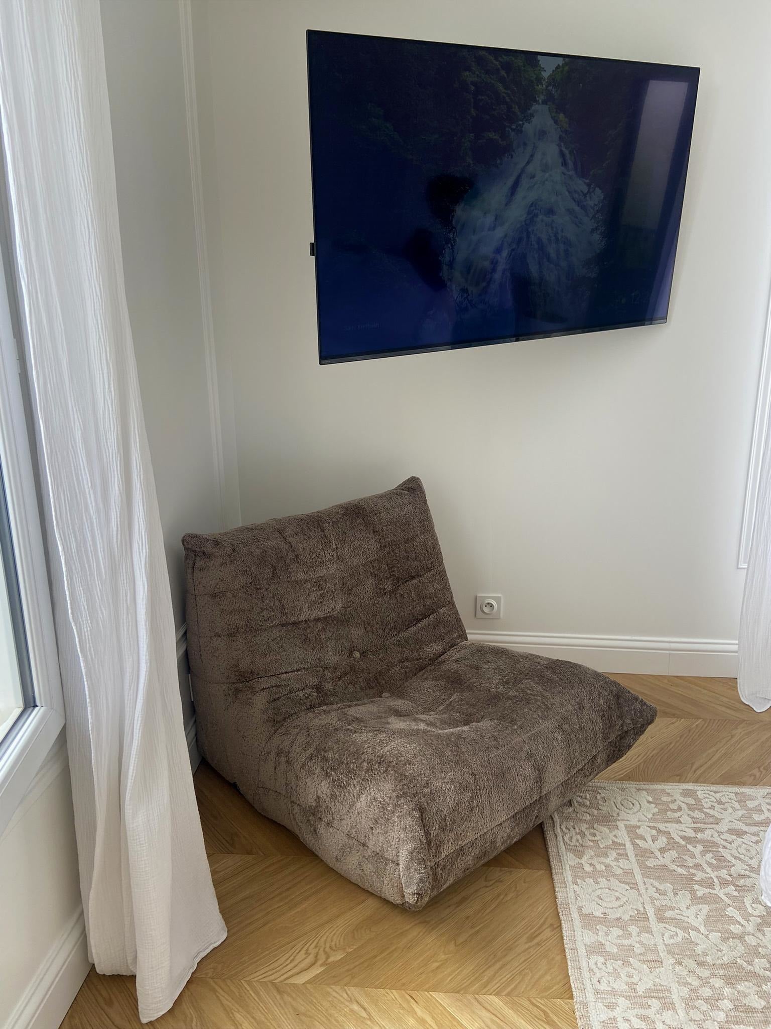 Fauteuil Moret en tissu chenille taupe de chez Paname Avenue - vue de face mettant en valeur le revêtement chenille et le confort d'assise - retour client