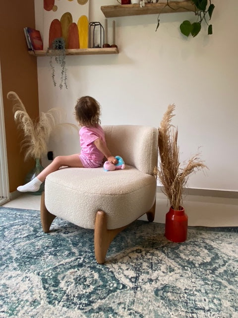 Fauteuil Rivoli en tissu bouclette beige Paname Avenue  dans un salon familial - retour client en situation d'utilisation