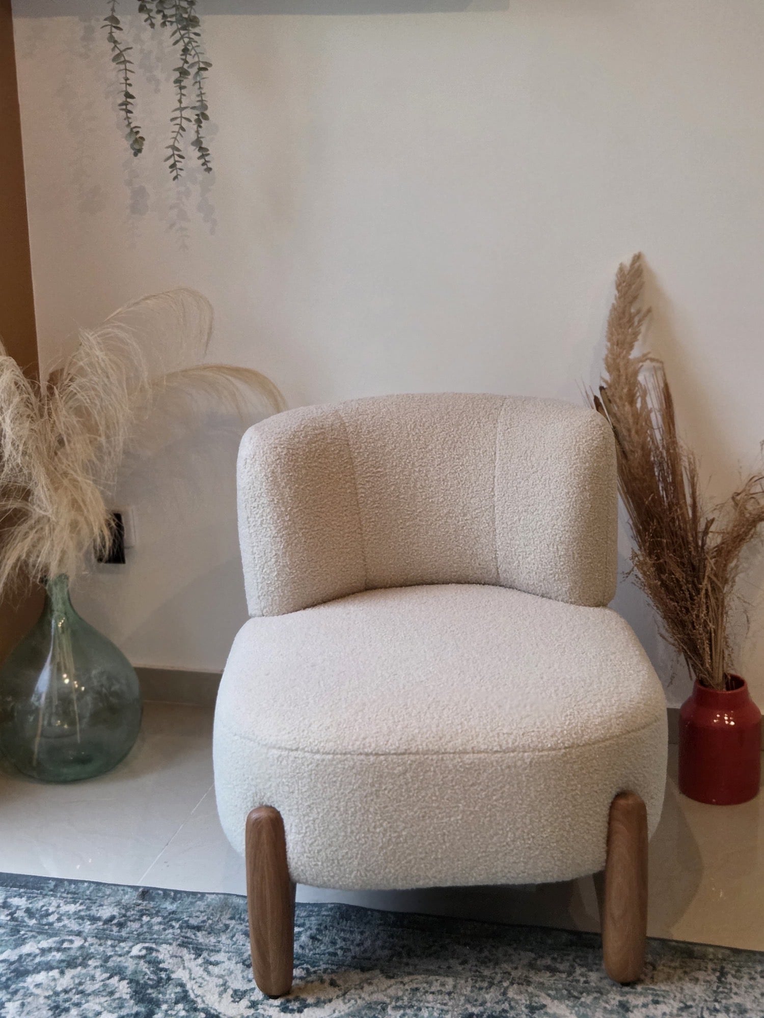 Fauteuil Rivoli en tissu bouclette beige Paname Avenue - vue de face dans un intérieur contemporain aux matières naturelles